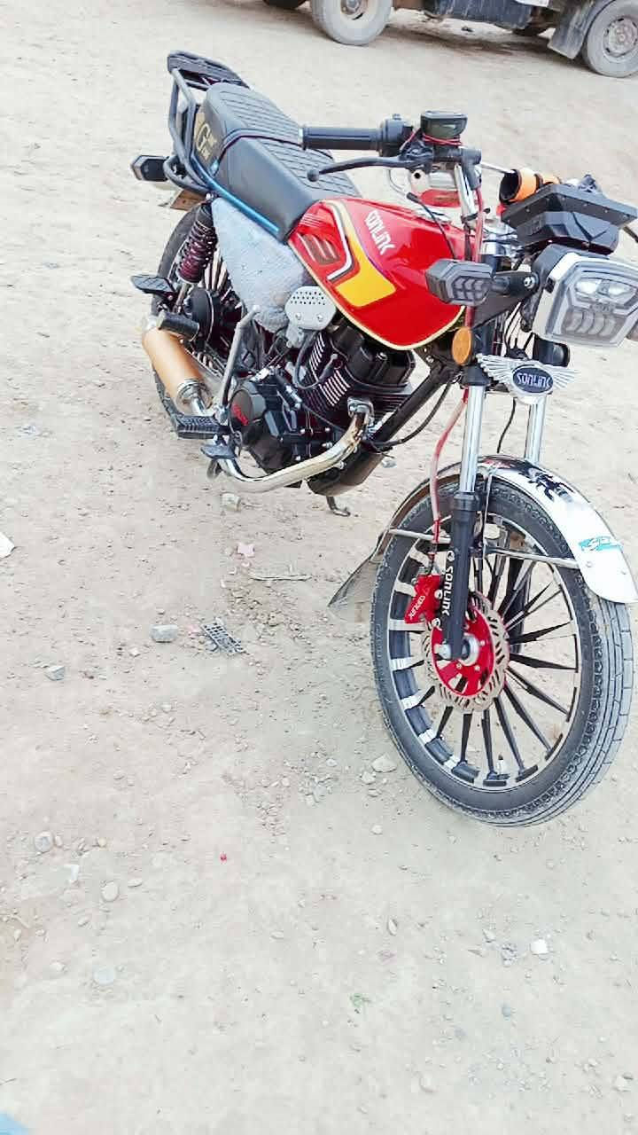 السلام عليكم شباب دراجة  موديل 2025 ضاغطة وزنجيل
 بعدها زيرو
لونها برتقالي يخبل ماشية الف فقط منفيس كامل 
الصلنصة البلادي موجودة السعر 950 وبيها مجال شي بسيط
 الشراي يتصل او خاص ***********
