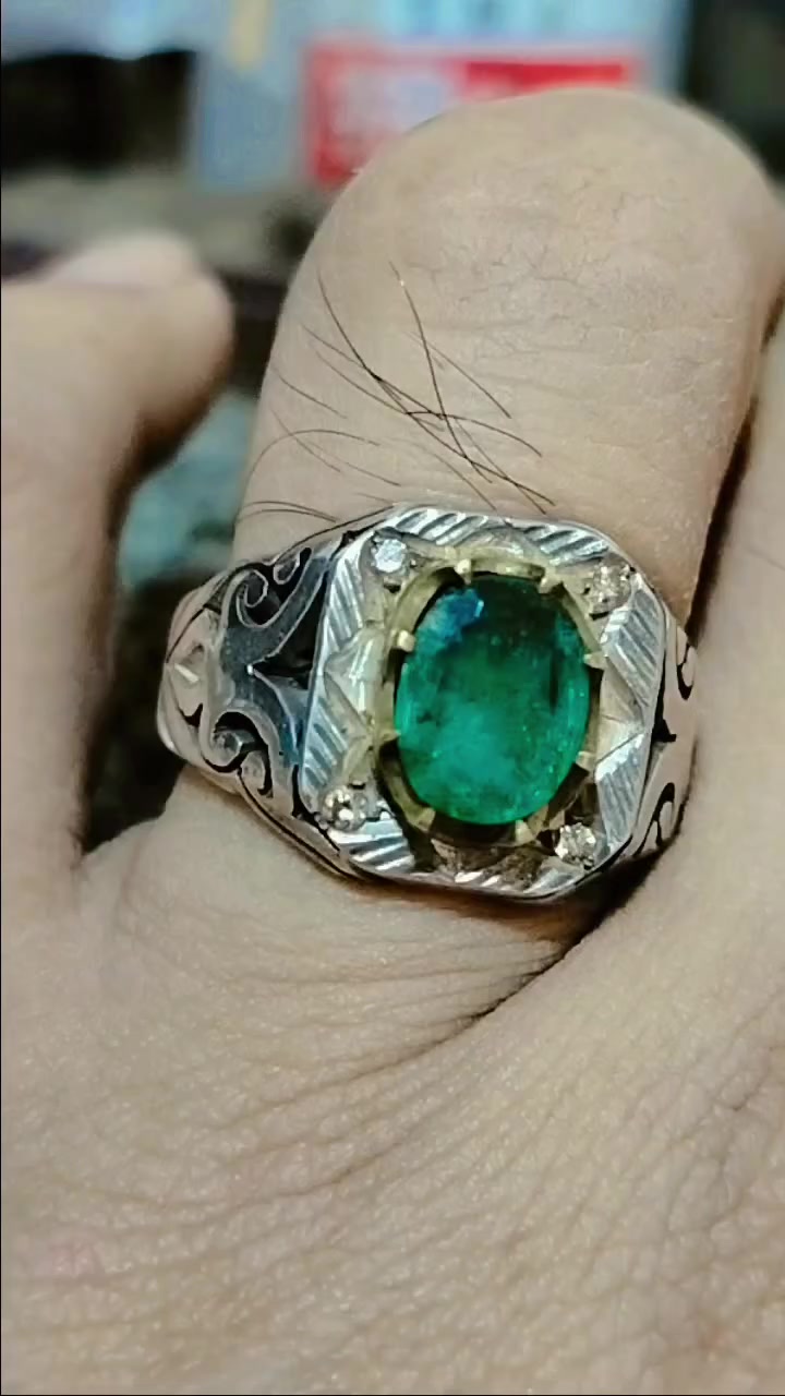 جوهرة من الزمرد الزامبي الطبيعي  مصاغه علي خاتم فضه صياغه ايراني يدوي الاصلي بترصيع عدد (4)فصوص من الماس الطبيعي قطعه ملكيه تخطف الانظار 

:للتواصل:
🔹الأتصال علي:01118688051 /01021924282 📞
من خارج مصر اضافه كود 2+ قبل الرقم
🔹او ارسال رساله عبر رسائل الصفحه
🔹أو ارسال رساله عبر واتساب بصوره أو كود المنتج اللي حابب تستفسر عنه 👈 : https://bit.ly/3bR8pRr 
#احجار_كريمة #ياقوت #عقيق #فضه #ذهب #سعودية #مصر #السودان #الامارات #العراق #اليمن #الخليج #مشاهير
#ring #silver #gemstones #jewelry #agate


**إذا كنت صاحب هذا الإعلان وتريد حذفه لأي سبب، رجاءا أرسل رسالة إلى الدعم الفني**