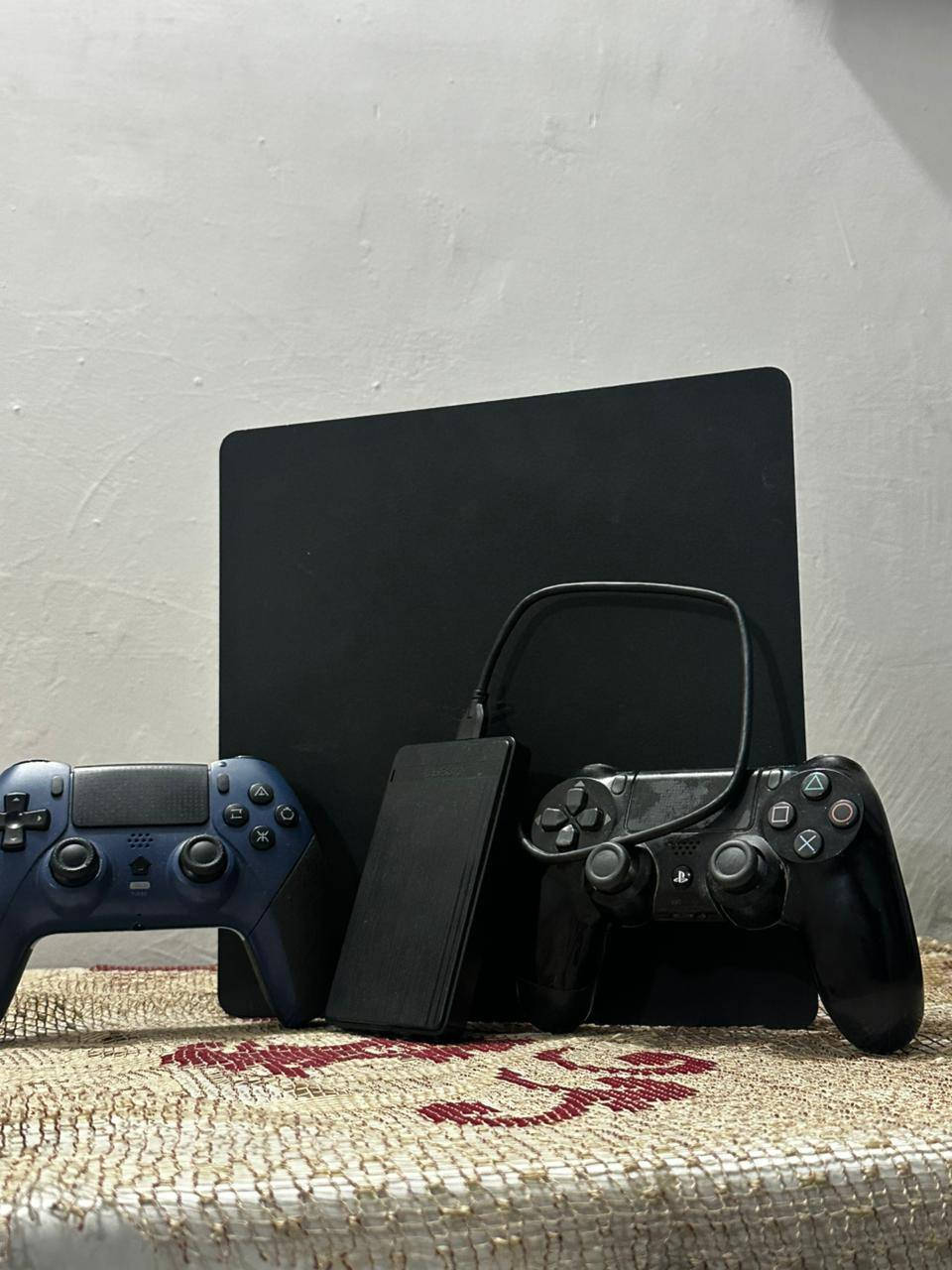 سلام عليكم بلي فور سلم هارد ٥٠٠ داخلي معه جوستك اصلي يحتاج تصليح +جوستك اني مشتريه +مهكر +هارد خارجي واحد تيرا +24 لعبة نضام 9:00 جهاز على وضع الشركة مامفتوح  السعر قفل 300 الف شراي ***********
