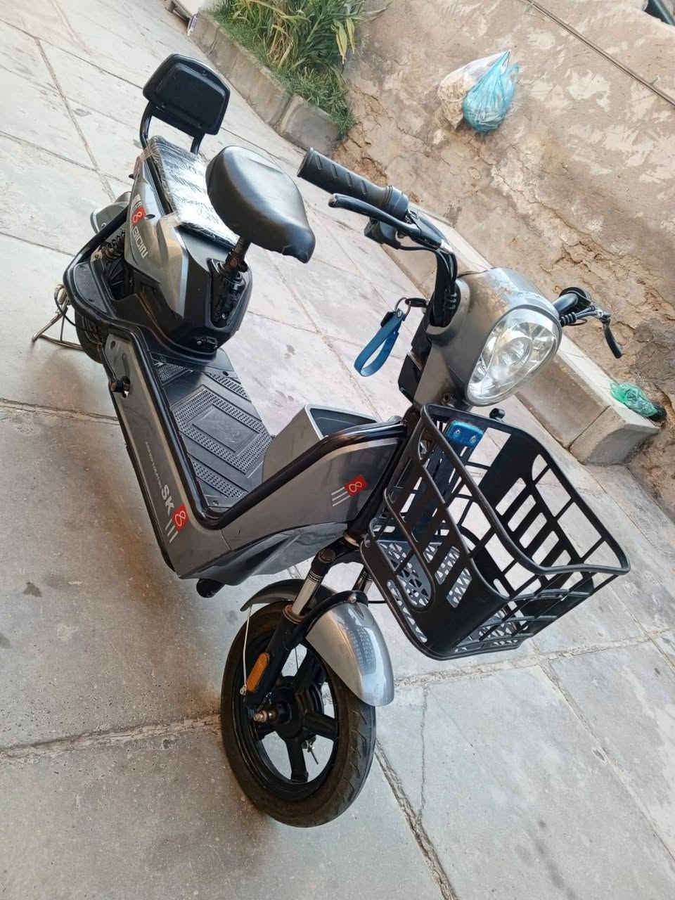سلام عليكم باسكل شحن جديد مستعمل قليل 2024 حجم 14 اربع بطاريات كهربائيات كلها شغاله لايت ودشبول وهورن وبك لايت قفل تاير وره باسكل كله شغاله بس يحتاجله تبديل بطاريات لين ما ايمشي مسافه بعيده يحتاج تبديل سعر 130 وبي مجال كربلاء حي الغدير متواجد *********** ومتواجد ماسنجر واساب
