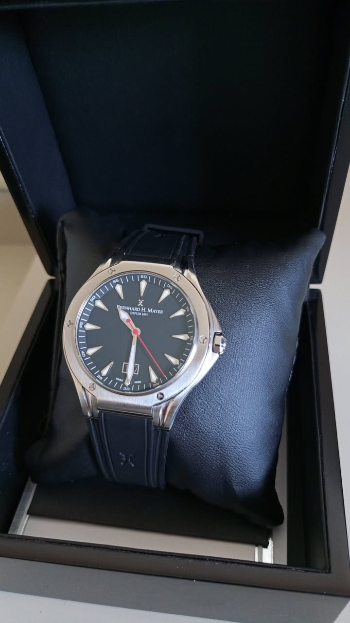 سويسرية الصنع
تتميز بهيكل من الفولاذ المقاوم للصدأ بقطر 42 ملم.
تأتي مع حزام مطاطي أسود وزجاج كريستال الياقوت سافير مقاوم للخدش.
توفر مقاومة للماء حتى عمق 100 متر (10ATM).
تحتوي على آلية حركة كوارتز.
عرض الساعات والدقائق والثواني والتاريخ
نظافه 100/100


**إذا كنت صاحب هذا الإعلان وتريد حذفه لأي سبب، رجاءا أرسل رسالة إلى الدعم الفني**