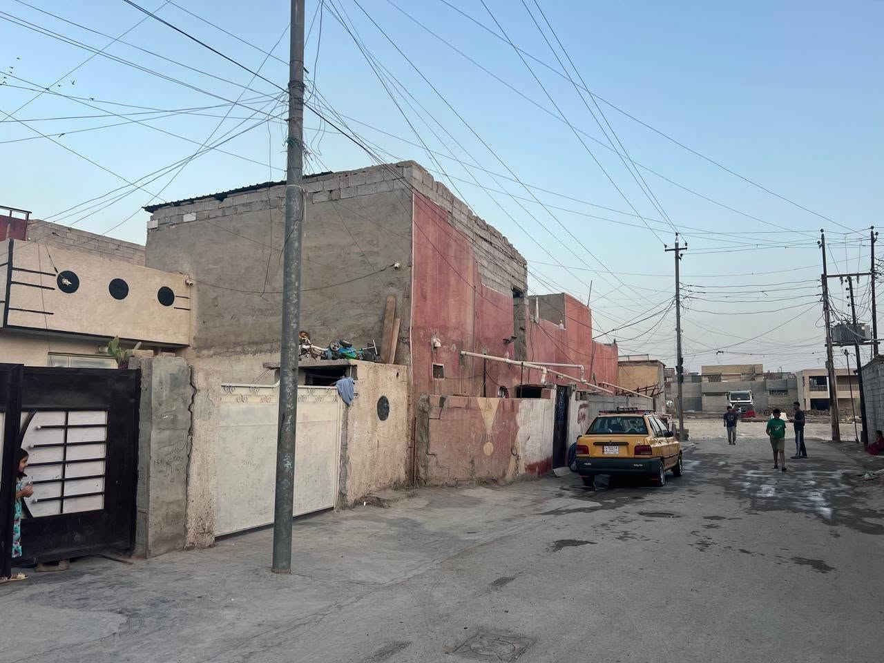 سلام عليكم بيت للبيع مساحته ١٠٠ متر في منطقة الإصلاح مقابيل مدرسه ماء مجاري تبليط قريب على شارع العام رقم الهاتف ***********
