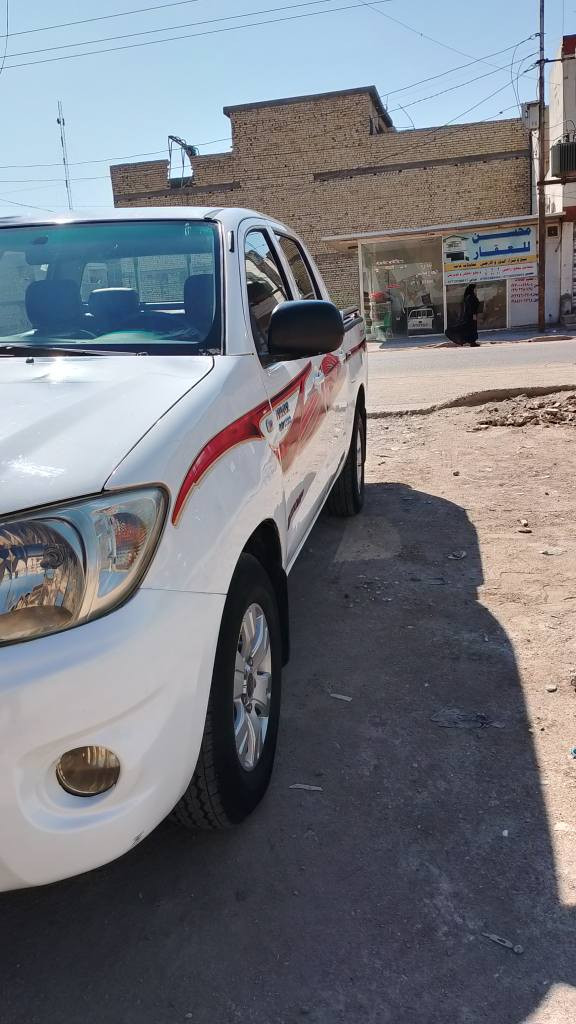 السلام عليكم لبيع بيكم هايلوكس موديل 2010 فلاحي كويتي دشبول رصاصي منضومه تبرير جديده منضومه ماء جديد باتري جديد وصور السونر موجوده بل منشور 
الموقع بغداد السيديه غير متواجد على الفيس 
السعر 140 وبيها مجال قليل رقم تلفون *********** بغداد, العراق
