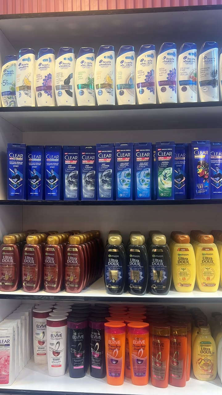 السلام عليكم بضاعة كوزمتك محل كاملة للبيع بسبب إغلاق المحل بضاعة كلها جديدة ونظيفة عطور وكوزمتك تفيد اهل جملة 

للاتصال ***********
