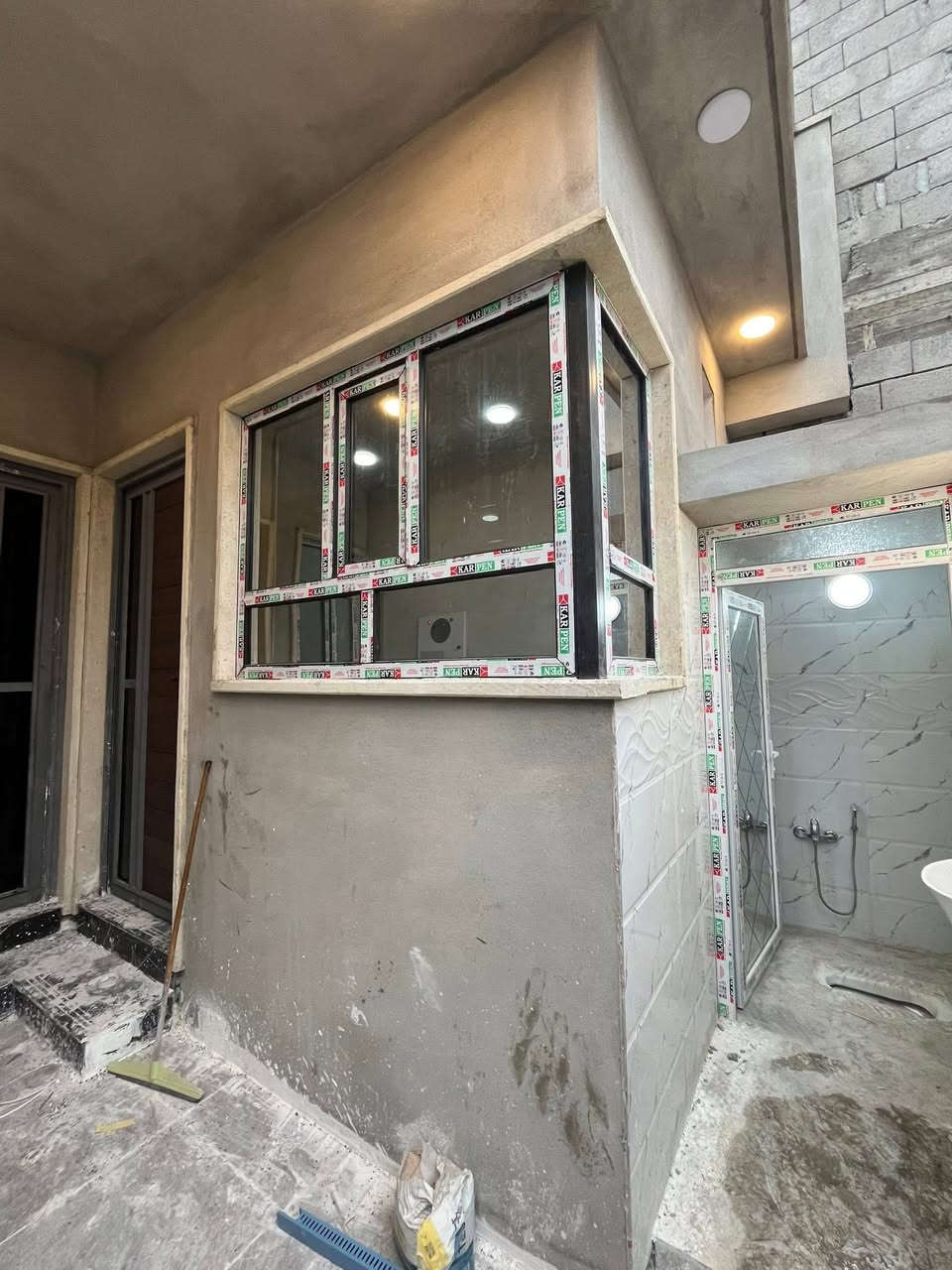 السلام عليكم ورحمة الله وبركاته #مكتب_الغوالي
بيتين للبيع في حي السماح السياسيين على شارع 12م

🔹 المساحة : 100م ، الواجهة : 5م ، العمق : 20م

🔹 كل بيت يتكون من طابق واحد نفس الخارطه وتصميم 

🔹 سند طابو ملك صرف شرط التحويل وقرار التمليك

كل بيت يحتوي على - 

كراج ، استقبال ، هول ، مطبخ ، غرفة ، صحيات ، بيتونه

مجهز بالكامل بكافة الانظمة الحديثة -

سبالت - غسالات - انترنيت - دشات

للاستفسار اكثر مراجعة #مكتب_الغوالي الكائن في حي السماح الاركان قرب مدرسة السماح الابتدائية وقرب مول القمه على شارع 20 او الاتصال على الارقام التالية

***********

***********
