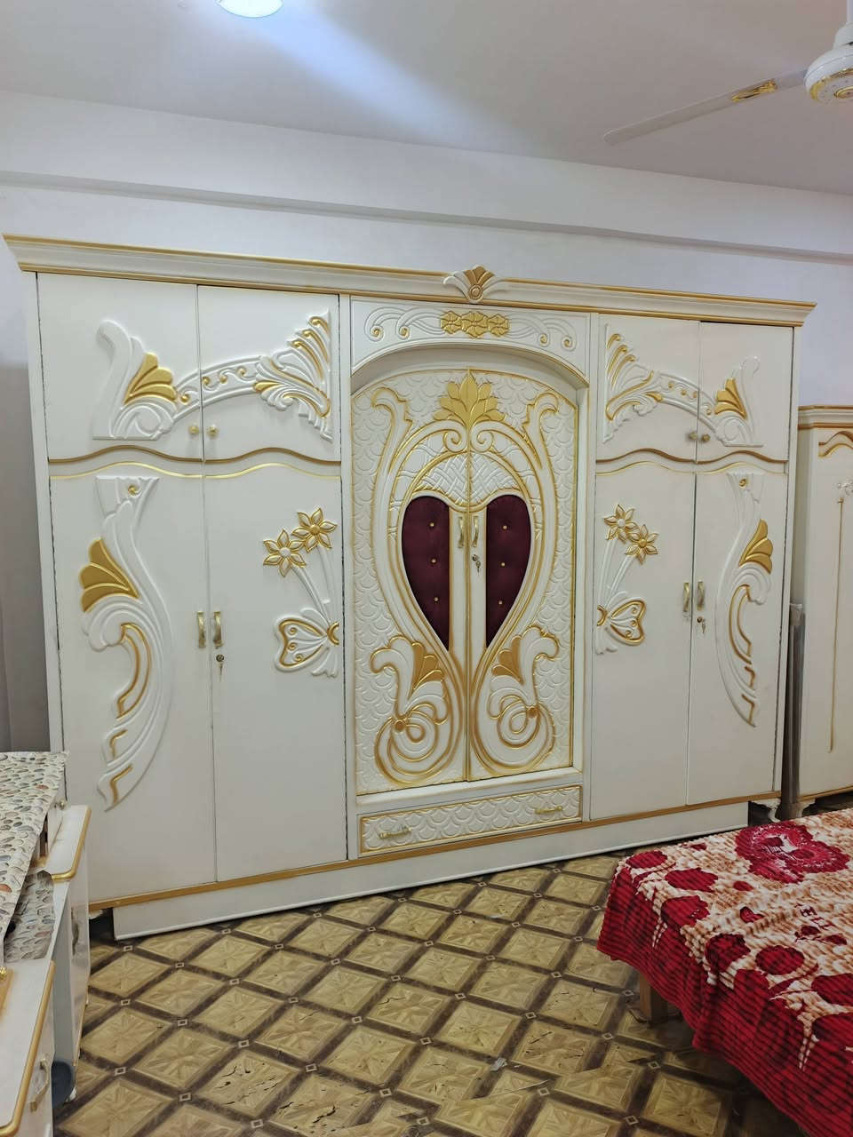 السلام عليكم ورحمة الله وبركاته
1- غرفة اخشاب جديده 
2- ما مستخدمه 
3- بالسعر مليون /500
4- العنوان بغداد المحمودية حي بدر  
5- رقم 
 الهاتف***********او ***********
