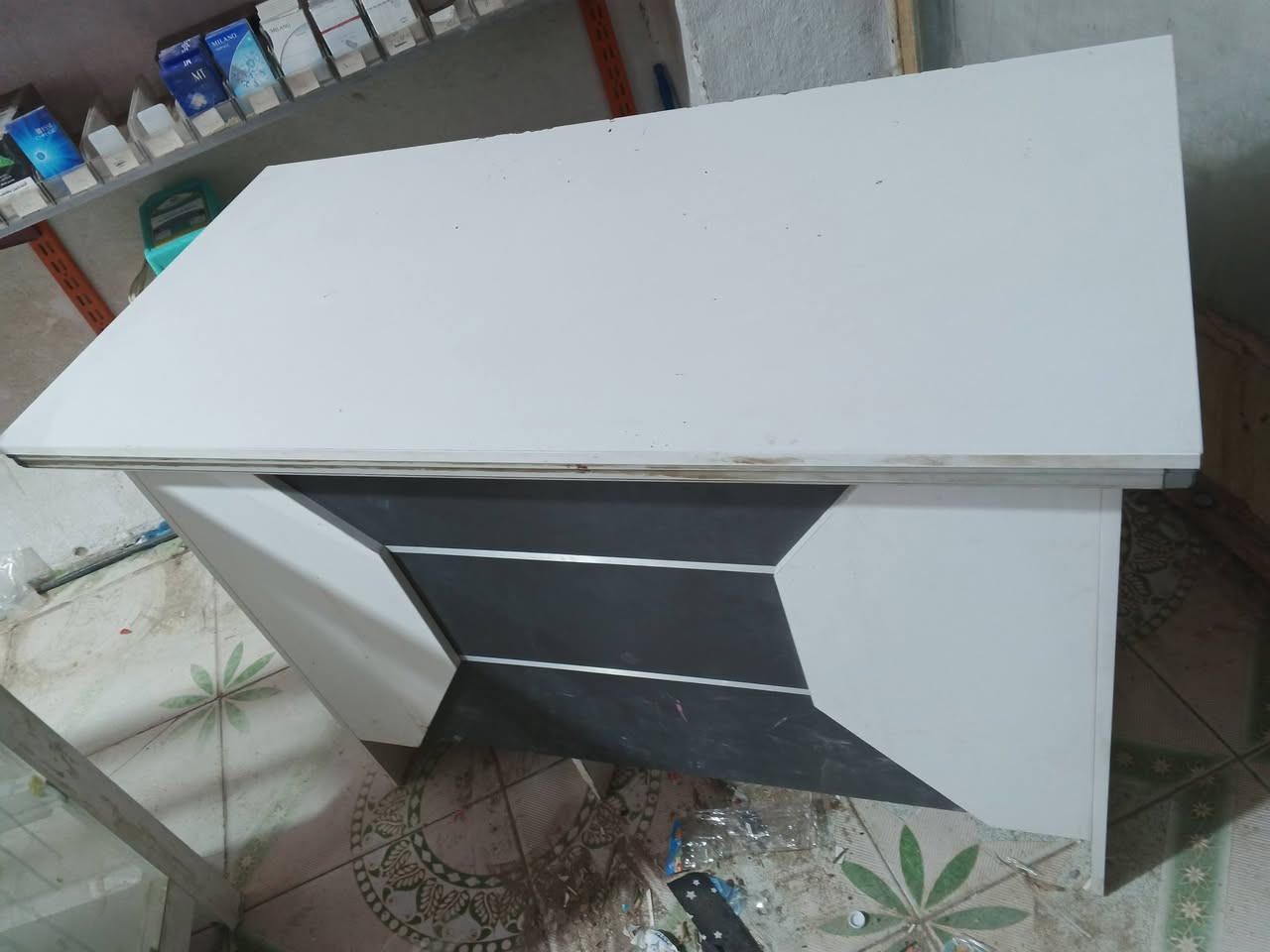 ميز حلويات تفصال طول2متر3طوبق
وميز مكتب كاشير بعد جديد 
مكاني فضليه.***********
***********
