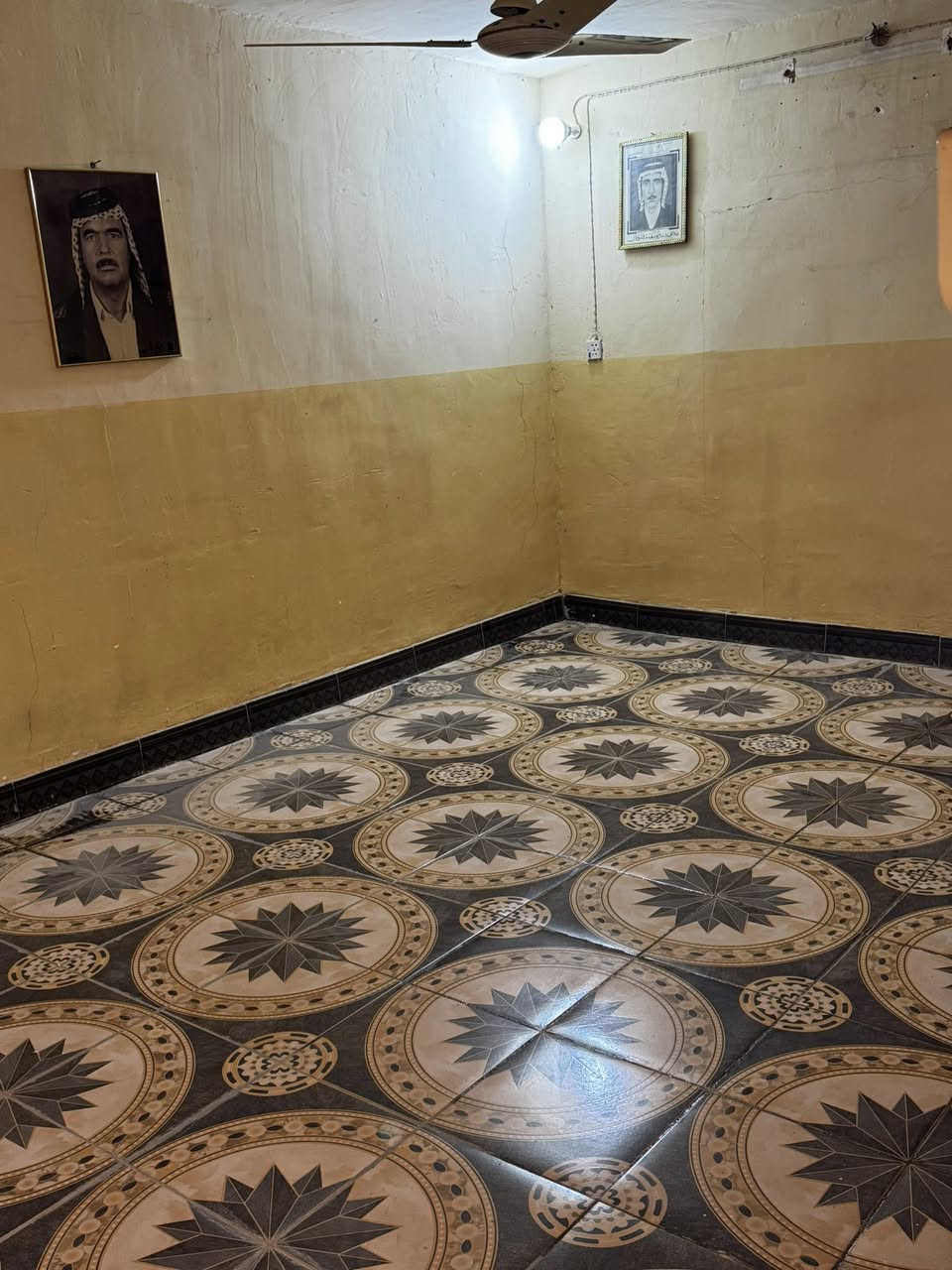 🏗️🏗️🏗️بيت للبيع 🏗️🏗️🏗️

الموقع 👇
جمهوري قرب أبو نشأت ثاني فرع قريب عل شارع السائدين 

المساحه // 150متر 
الواجهة //10متر

يحتوي البيت على 👇
غرفتين صاله مطبخ أستقبال حمام 🚾 

للأستفسار على الأرقام الضاهره وأتساب 

☎️***********
☎️***********

أو مراجعة مكتب محمد الغانمي جمهوري شارع السائدين مقابل ملعب 🏟️ الاتفاق الرياضي
