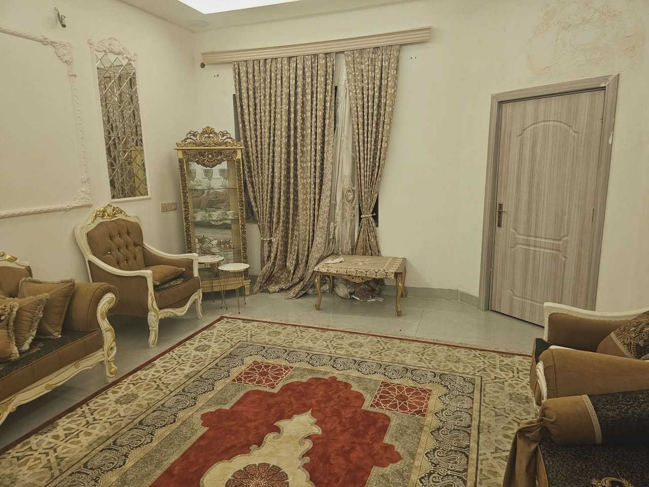تخم قنفات و فاترينات و ميز طعام و كراسيه للبيع يعني صالة ضيوف كاملة للبيع التخم بعده جديد مرتين مستخدم بعده بالجيس للاستفسار ***********
