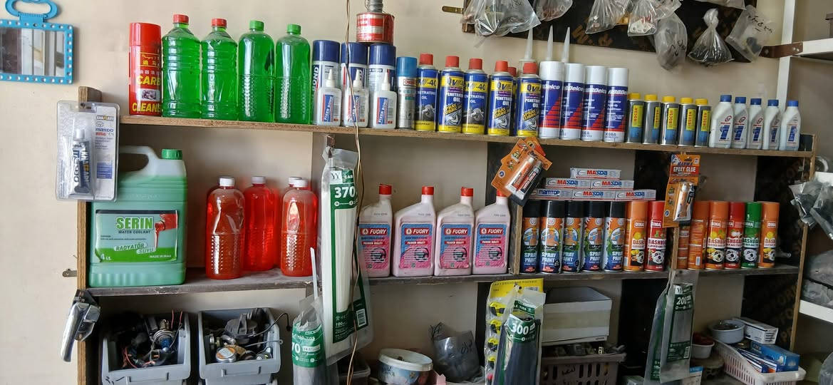 محل بيع أدوات احتياطية لسيارات ( كيا ، نيسان،  فتون ) للبيع لعدم التفرغ والكائن في المنطقة الصناعية في العبيدي مقابل بانزين خانة العبيدي بالقرب من جامع العبيدي. المساحة ٢.٥ م × ٧ م للاستفسار والسعر الاتصال على الهاتف( *********** ).
