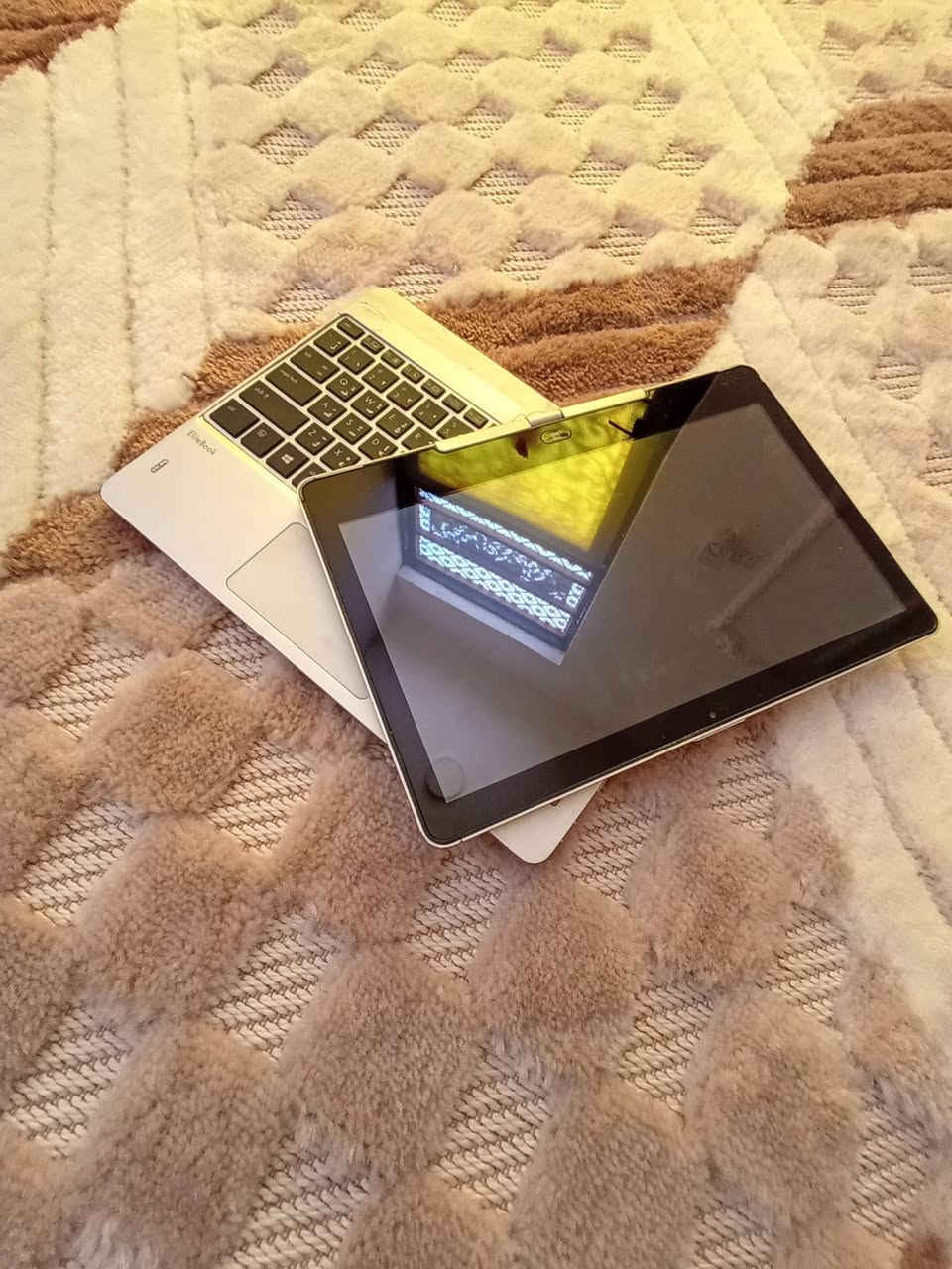 لابتوب متحرك  حجم ١٢ انج نوع hp سعره ١٠٠ الف دينار*********** بي واتساب
