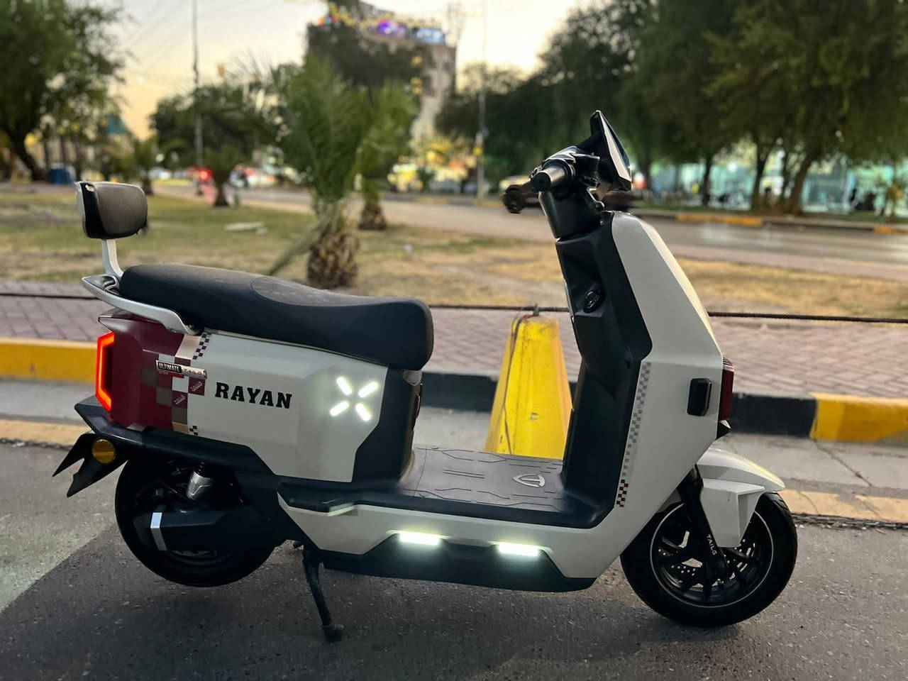 سلام عليكم شياب دراجه شحن البيع نوع الريان  ام  عيون جيل ثالث الحديث تجي بصمه سكيورتي  دراجه استخدامها يومين فقط الله يشهد وصل شراء دراجه بعدها وكاله كل غراضها بل كارتونه 
 دراجه زلغ مابيها كفاله عامه اي نقص مابيها كلها كامله وجاهزه /مواصفاتها👇

بطاريات عدد (6) كبار دبل 🦾
النوعيه 🪬(الريان/ RAYAN)🪬🧿
3سرعات 🪬
تحمل شخصين🫂
تشغيل  نضامين بصمه او سويج🥇
سرعه الدراجه60🧿🪬
تتحمل وزن عالي جدا🏋🏻‍♀️
نضام  تشغيل عن بعد🤺✅
نضام السرقه 🥷🏻🏃🏻‍♂️
تمشيك (50) كيلو✈️
لون الدراجه مميز كلش
بصمه 💕
كلوب لد ابيض عالي ناصي🔦💕
استان صفح🔆
استان تعليك 🔱

اي استفسار اتصال ✅👇

مكاني بغداد ***********
