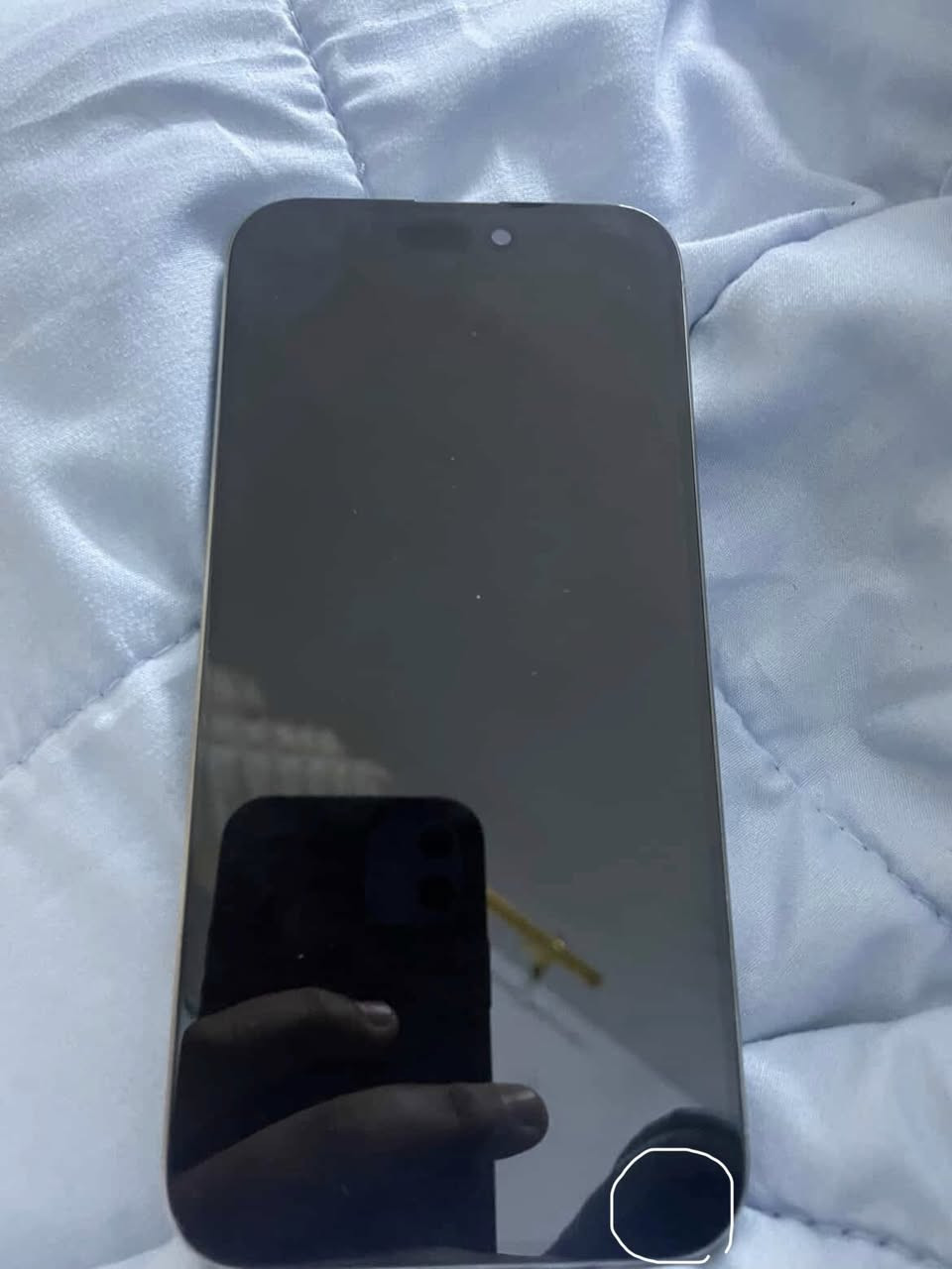 السلام عليكم ايفون 15برو ماكس
ذاكره 256
بطاريه86
مبدل شاشه وبي نقطه سوداء في حافه شاشه في المكان المئشر ب البيض
كل ملحقاته موجوده 
سعر 650 وبي مجال
مكاني بغداد
هـ ***********
