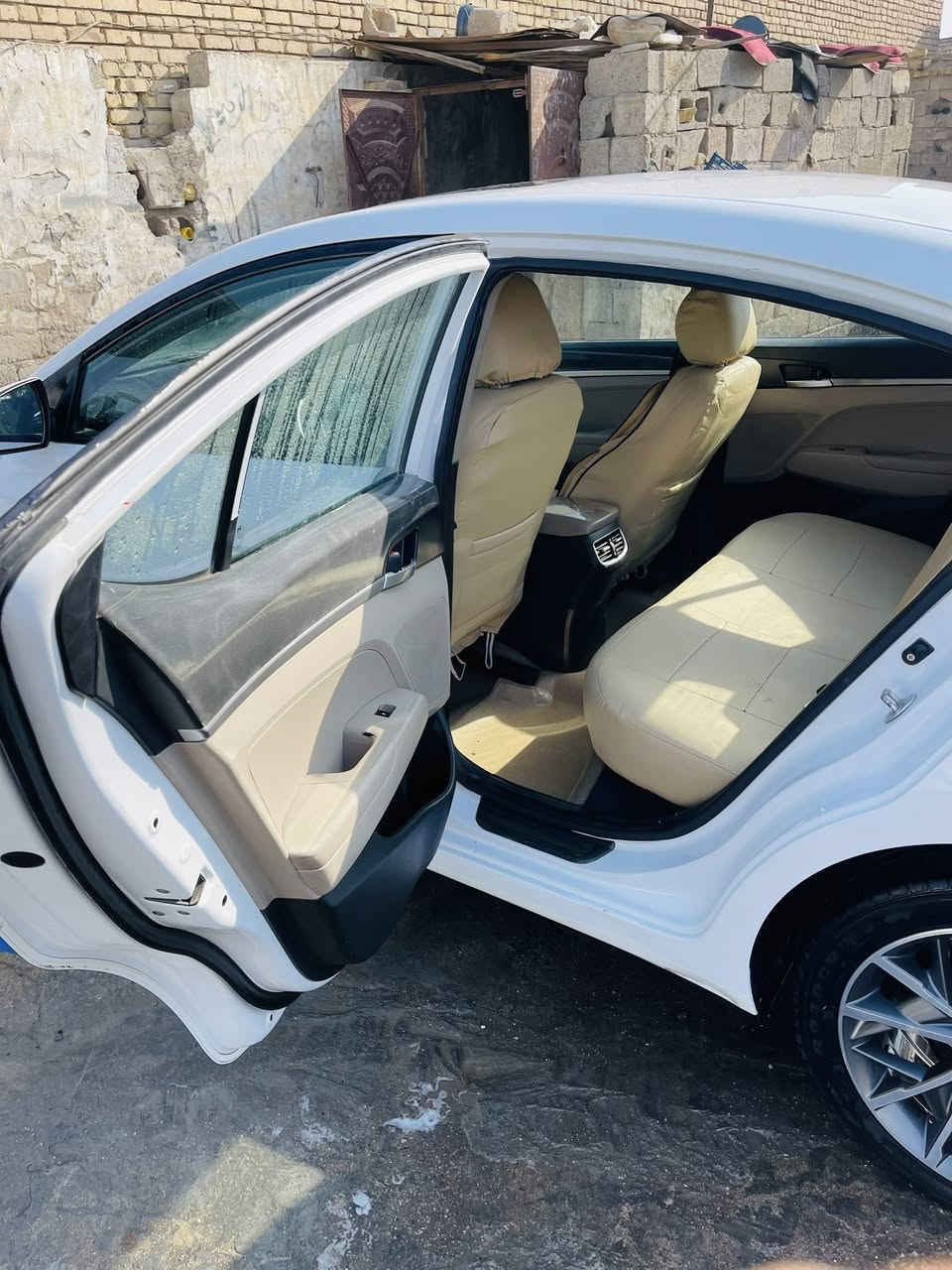 سلام عليكم الانترا خليجي موديل 20 فول مواصفات سونار مرفق بل منشور سياره حره مشروع وطني رقم جديد بغداد ما تخسر عليها اي شي ما يحتاج اكتب المواصفات معرفه ماشيه 115 الف ك سعر الاتصال على رقم غير متواجد على الفيس مكان ميسان 
رقم ***********
