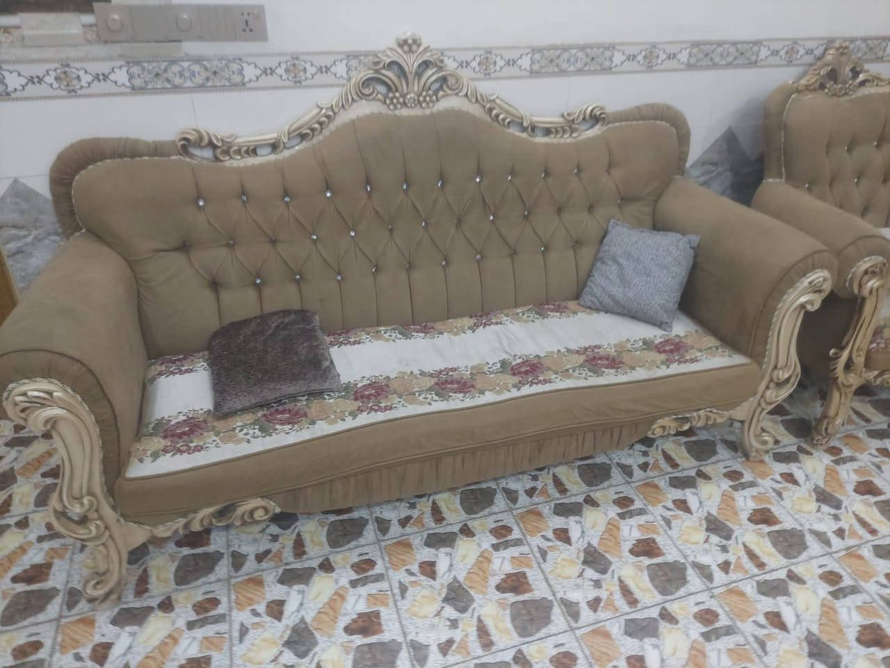 سلام عليكم تخم للبيع رئاسي مستخدم نضيف جدا عشر مقاعد سعره 550وبيه مجال  ***********
