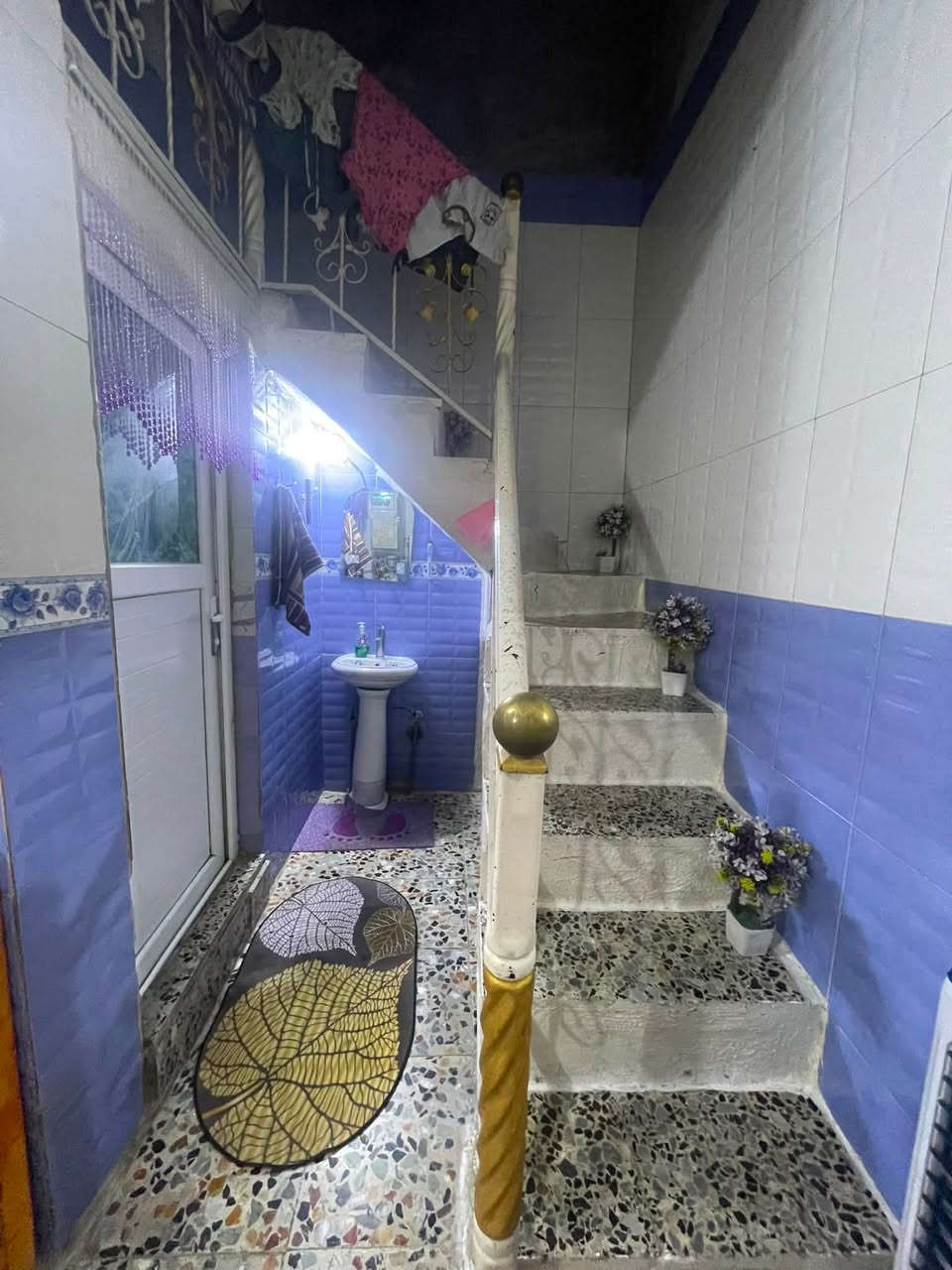 سلام عليكم بيت في جسر ديالى قرب شبكة ابو سماعيل للبيع مساحه 100واجهه 5نزال20 يحتوي ع طرمه استقبال مطبخ بارد وحار صحيات عدد 2 غرفت نوم ترك ع عرض لبيت سطحين مامي وخلفي +بيتونه  (تانكيات 2+موطور +سخان ) للاستفسار الاتصال ع الارقام
***********
