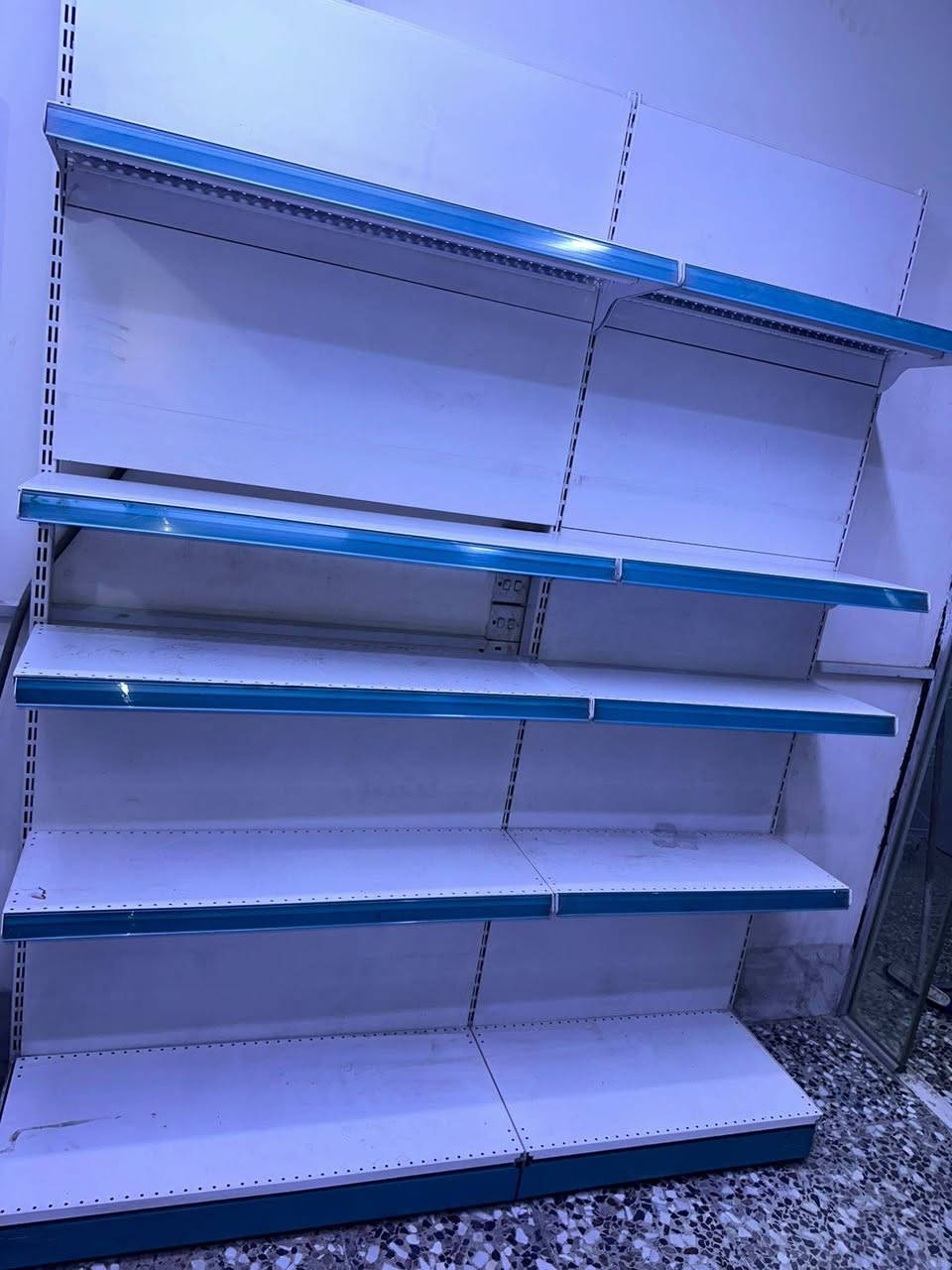 رفوف تركيه عدد ثلاثه
استعمال قليل نظيفه جدا 100% 
مع سلات شيبس تركيا عدد اربعه للاستفسار الاتصال على الرقم *********** بغداد
