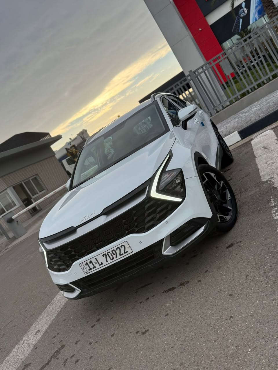 السلام عليكم / سبورتج موديل /2024 
محرك /2000 ضمان شركة الدوليه 
مكفوله من البارد / والصبغ 
السياره ع وضع الشركه / رقم بغداد 
مواصفات / كراسي كهرباء / بصمه 
تشغيل عن بعد / شاحن واير ليس / 
تدفئه كشنات + الستيرن 3 اضمت قياده 
كراسي كهرباء / سايد بريك بصمه / 
مري شفط / حساس خلي امامي 
تبريد قطعتين / لد امامي خلفي 
ماشيه 40 / المكان السيديه 
رقم التلفون / ***********
