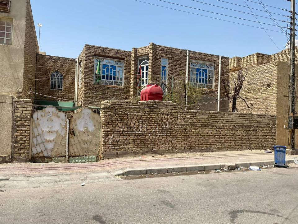 السلام عليكم
دار للبيع المساحة ٢٥٠ متر العنوان حي الكفائات خلف المعارض قريب على شارع نعمة الريفي والشارع العام 
للاستفسار الاتصال ***********
***********
