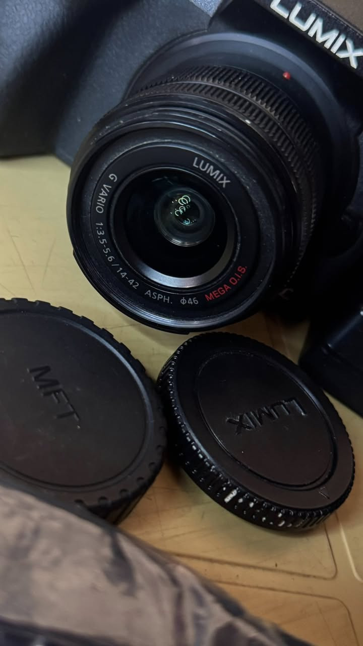 كامره لومكس باناسونيك G7 نظيفه الكامره واستخدام بسيط
تصوير 4K دقه عاليه جدا

السرعة نظام الفوكس فيها سريع جداً وتدعم التصوير المتتابع السريع

عدستهة 14 ، 42 اوتوفوكس
 العدسه O.I.S يعني تمنع الهتزاز 

ملحقاتها 
الكارتونه
الحزام بجيس طبعا 
وبطاريه 
والشاحنة

بيها مشكله كلش بسيطه ومو مهمه بس حته توضح عدكم 
المشكله بالشتر مالتها اذا اسويله اوف واريد اصور لازم اطفيها وشغلها 6 مرات يلا تشتغل عدل بينما اذا افعل الشتر عادي كبل تصور بدون علامه وبدون اي ازعاج وطبعا اني مسويله on تفعيل وافضل طبعا حتى عمر الشتر هم مينقص بس هاي مشكله يعني مو فد مشكله قويه

طبعا ترهم للي يصورون حفلات وجلسات 
والي يصورون منتجات الفوكس حلو مالتها 
ودقه 4K فول وبيها هواي شغلات للتصوير 

السعر 450 الف 
تواصل 
***********
