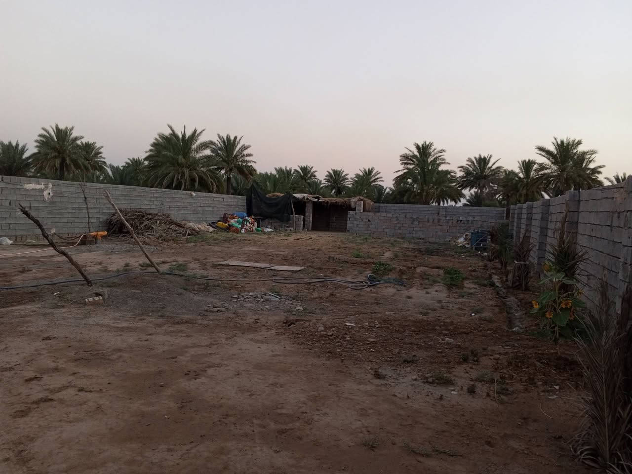 السلام عليكم للبيع بيت لمساحه نصف دونم مساحته لبنا 180متر بنا حديث يحتوي على ثلاث غرف نوم وصالي وستغبال ومطبخ حار+بارد لمكان ديالى خان بني سعد حي علي الهادي فرع لسعيدات صنف سند 25 طابو ***********
