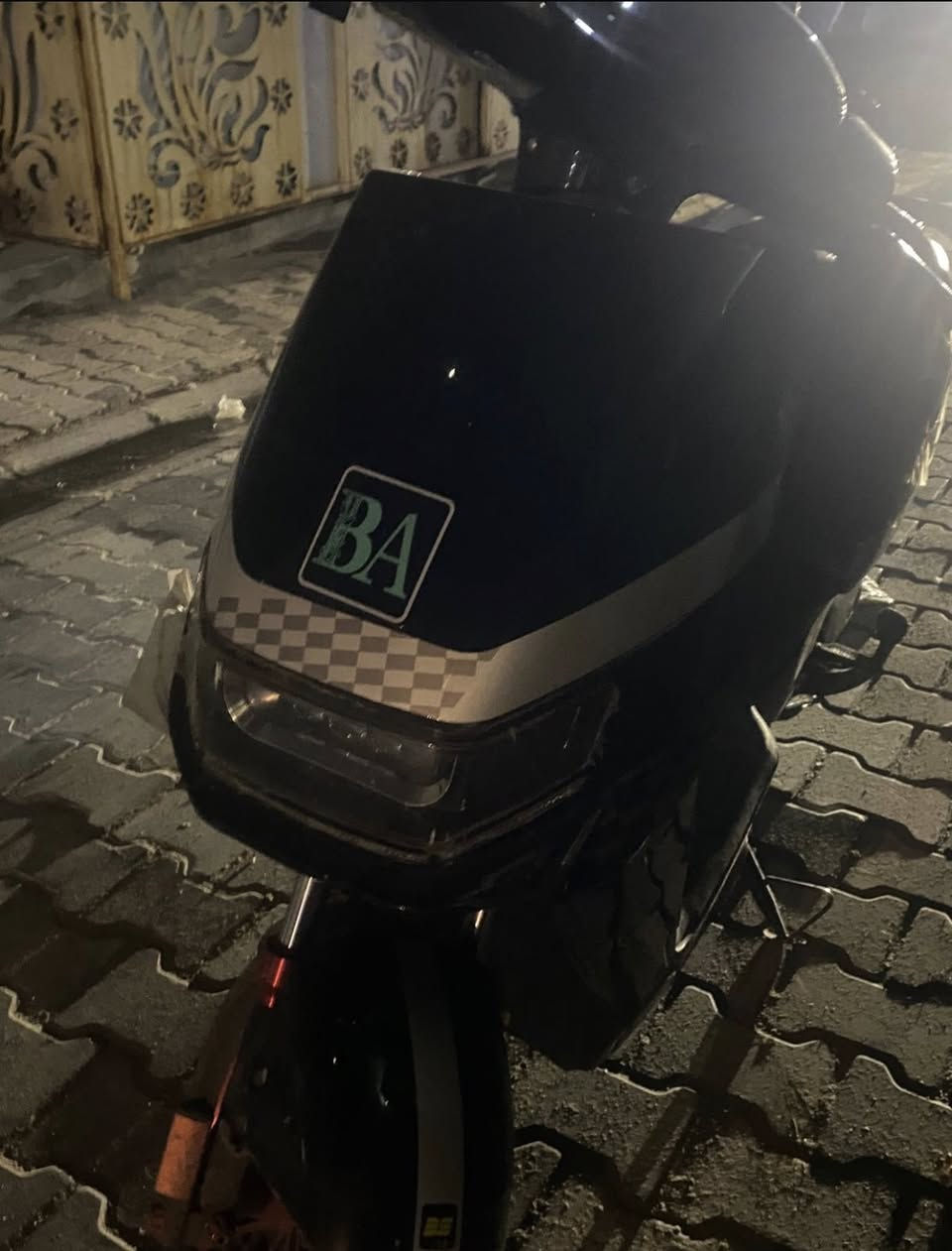 السلام عليكم
 دراجه شحن BA 
ملف 2000
72V  
مشيها الحقيقي 80
3 نمر 
شحنه وحده تمشي 55 كيلو
يجي بيها ( بصمه تشغيل عن بعد/كارت/ سويج)
مده شحن 7 ساعات كامله تفول
ماشيها 3000

دراجه نظيفه كلشي مابيها كلشي شغال بيه 
فقط طين مال مطر 

السعر 700 الف 
مكاني بغداد
لاستفسار ***********
