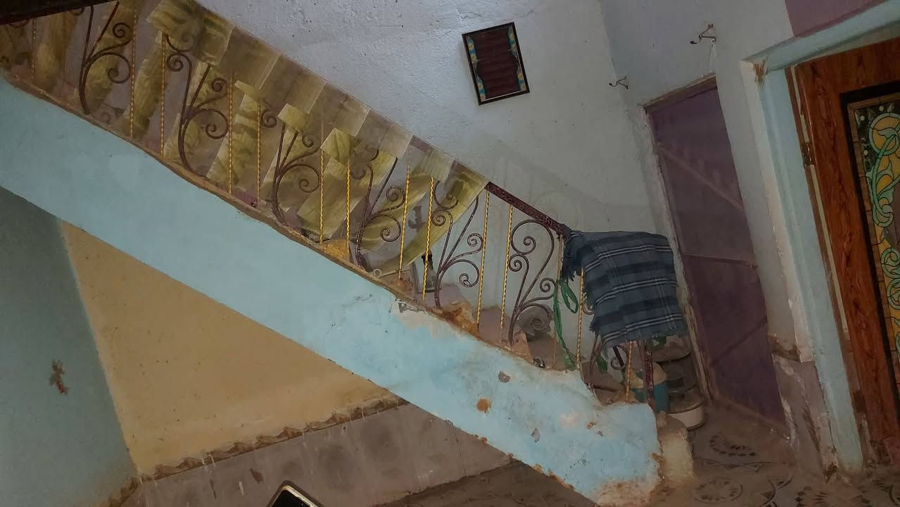 سلام عليكم
بيت للبيع طابو صرف 

مساحه ١٢٥م

وجه ٦وربع ونزال ٢٠م 

مكانه حي السيده زينب قريب للكليه البيطريه 

بناء طابوك عكاده يحتاج ترميم 

يتكون من 
👇
ديوانيه مطبخ صاله غرفتين وصحيات ومنور وطارمه جبيره 

السعر [٨٥]وقابل للتفاوض 

لاستفسار مراسلة الحساب أو الاتصال على الرقم 

***********
