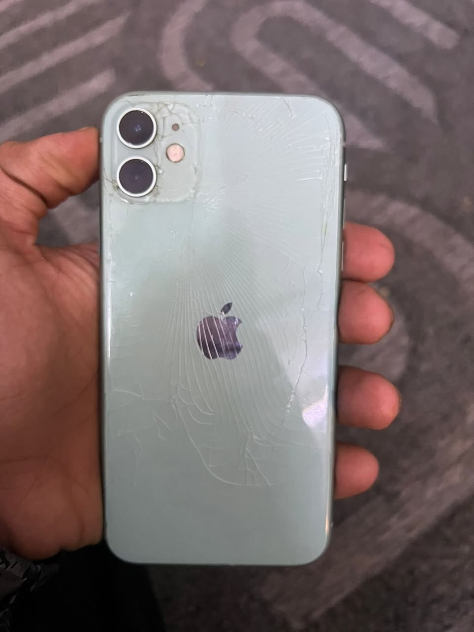 ١١ عادي ضاكره ١٢٨مبدل شاشه اصليه فيس ايدي شغال وضهر مكسور ملحقات كارتون بس تليفون نضيف مثل مشوف سعره ٢٣٠ مو شراي لا يكسر بسعره ***********
