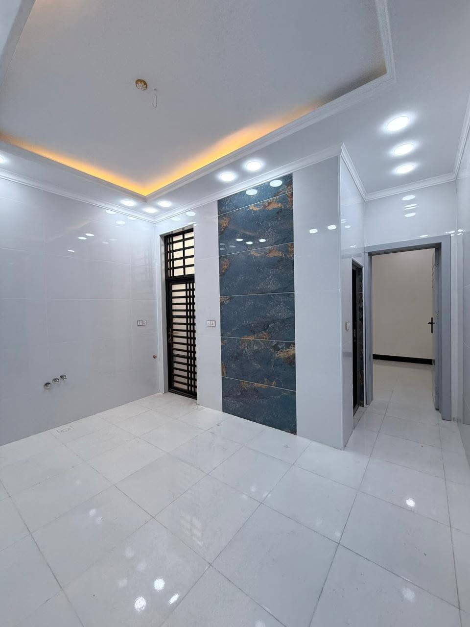 السلام عليكم 
بيت 100م طابق ونص بناء درجة اولى 
خلف مول بغداد 
بناء بمواصفات حديثة 
البيت مجهز من خزان ماطور ماء وسخان ماناقصة اي شي
السطح مطبك شتايكر 
السعر 105 

للمعاينة والاستفسار:***********
