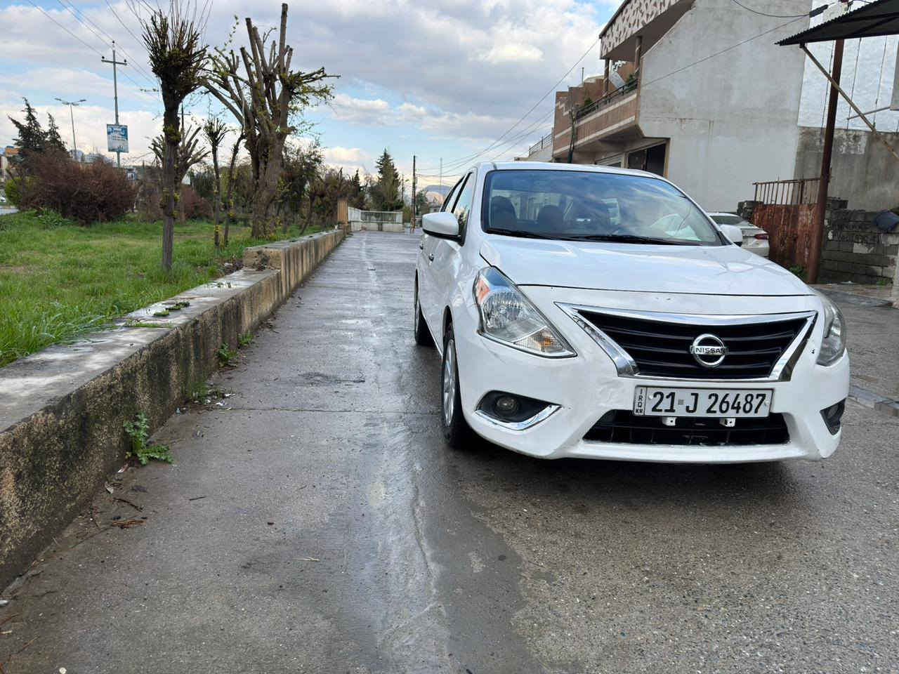 نیسان ڤیرسا ی گیر عادی مودیل 2017 سەیارەیەکی زۆر خاوین و بێ کیشەیە مەسرەفی تێدانیە تەنها یەک پارچە ی بۆیاخە ،چەمەلاغی پیشەوەی لای سایەق.***********,*********** رانية, السليمانية
