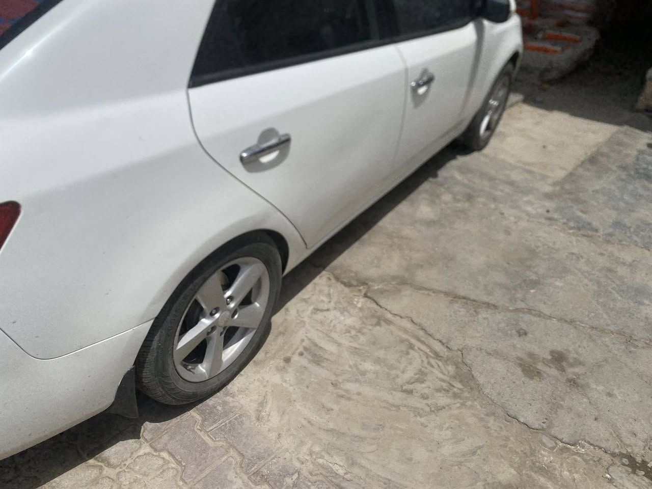 كيا سيراتو 13 فول عده البصمه رقم بصره بسمي سنوية جديده بيه قليل صبغ تلكيطات السعر 100 او بيها مجال 
قليل ***********
