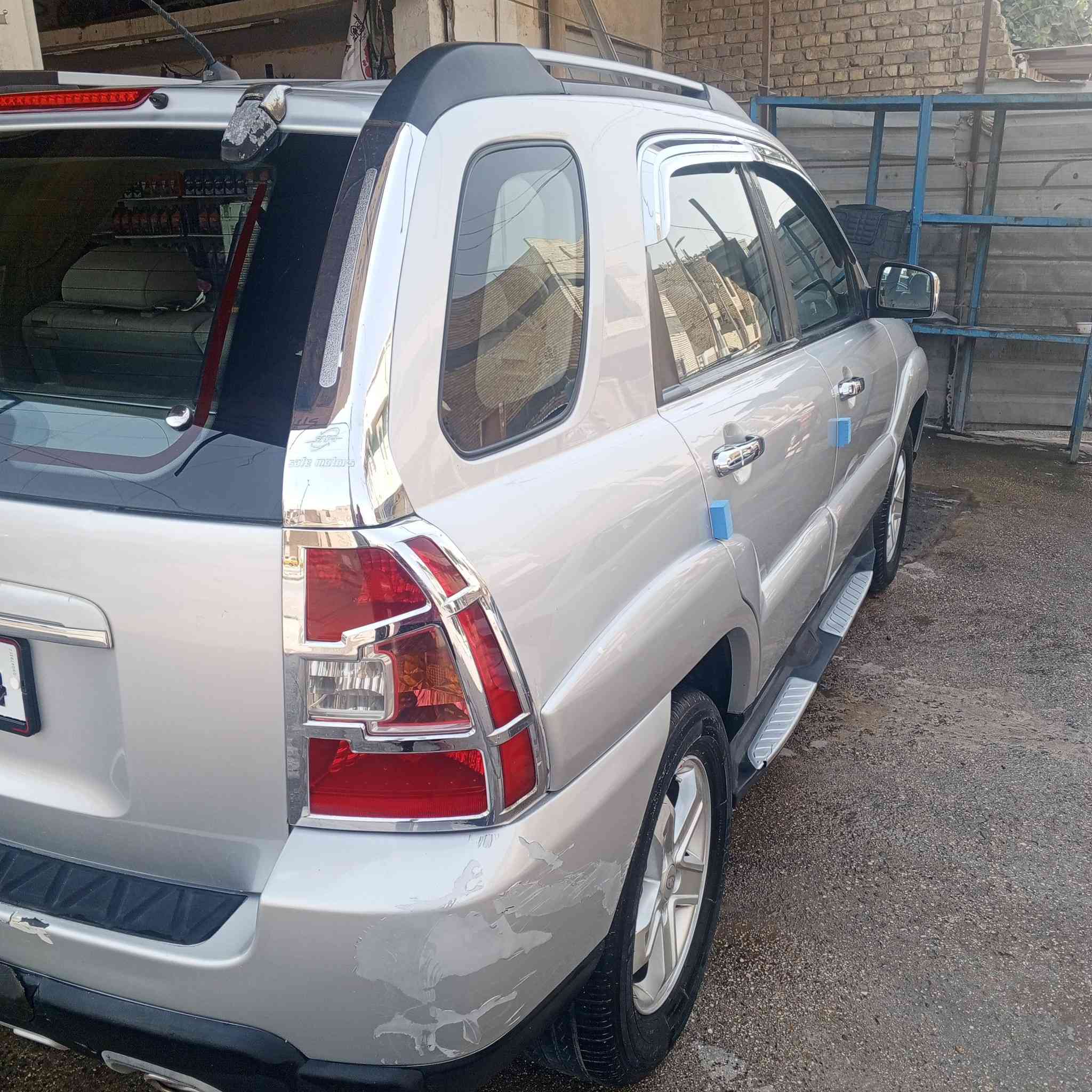 السلام عليكم للبيع كيا سبورتج موديل 2009 سياره جديده وارد سعودي داخل بيجي سياره جديده مواصفاتها اي بي اس بروجكتر شاشه كبيره محرك 2000 دوش صدر خلفي امامي جديد سعر المطلوب 120 وبيها مجال بسيط الهاتف ***********
