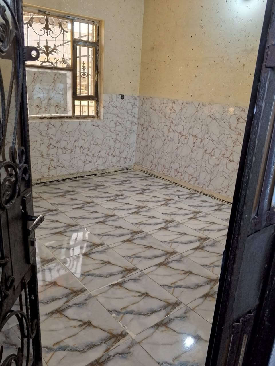 شقه طابق ثاني للايجار حديثه جداً 75 م تحتوي على استقبال ومطبخ وخدمات وغرفه نوم في القاهره الضباط للأستفسار ***********
