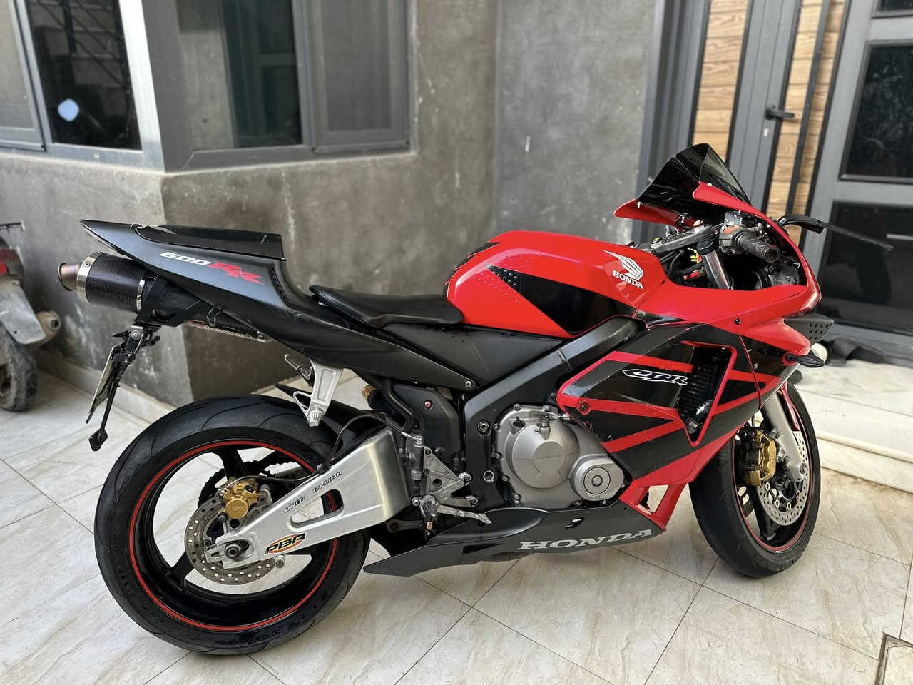 CBR 600 RR 
دراجه طالعه من كلشي وكلاشي ب 2025/10/17
صارلها بالعراق 4 اشهر 
دراجه ستوك وتخبل شلعه معدل ماناقصها اي شي 
السعر 31 ورقه
مكاني ناصريه


**إذا كنت صاحب هذا الإعلان وتريد حذفه لأي سبب، رجاءا أرسل رسالة إلى الدعم الفني**