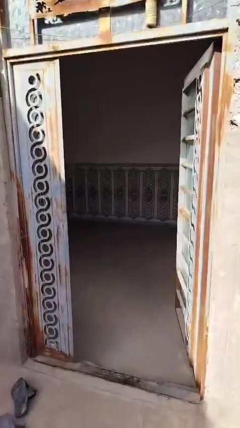 السلام عليكم بيت زراعي للبيع عمود 
١٧٦ طريق نجف كربلاء طريق ياحسين 
بسعر مغري غرفتين وصاله ومطبخ واستقبال 
للاستفسار الرقم ***********
