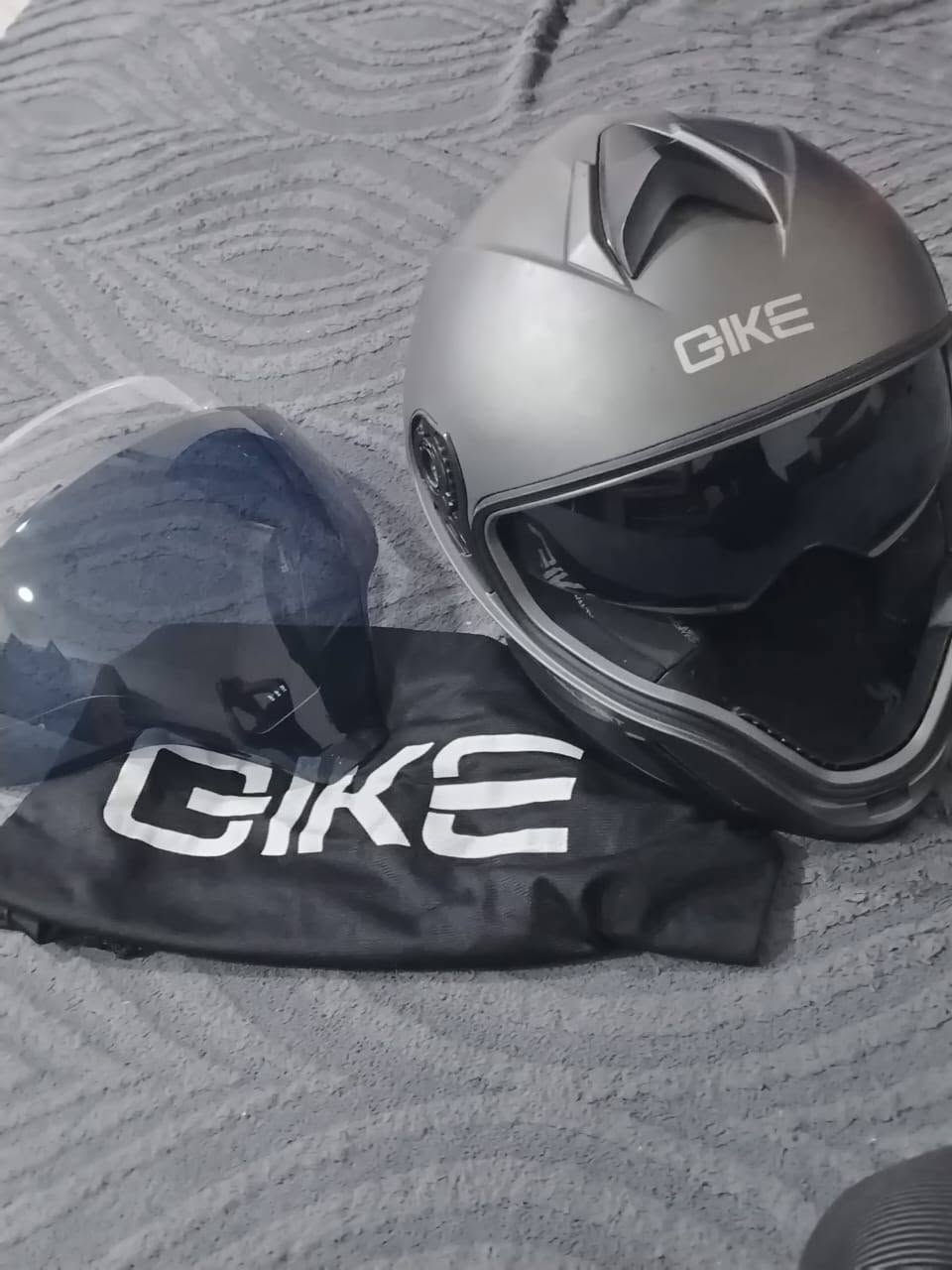 السلام عليكم 
هاي الخوذة من شركة GIKE بقياس L وزنها متوسط مو تگيلة عالراس وحاصلة على اختبار سلامة 
"الخوذة غير مستخدمه واي ضرر او شخط مابيها "
بيها وجهين شفاف وليلي ونظارة ليلية داخلية والحقيبة وياها هم
 سعرها 90 الف  والاستفسار واتساب بس 
***********
