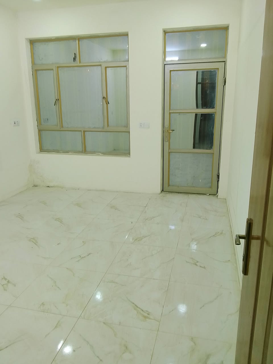 السلام عليكم يتوفر لدا مكتبنا مشتمل الايجار المساحه 50م مدخلين طابقين بناء حديث يحتوي على غرفتين نوم فوك وجوه استقبال ومطبخ وخدمات موقع المشتمل الشعب قرب شارع عدن خلف جامع الشروفي ماكو مقابيلك جيران مقابيل متنزه بدل الايجار 450قفل بدون عمله الاستفسار مكتب الشعب للعقار ***********
