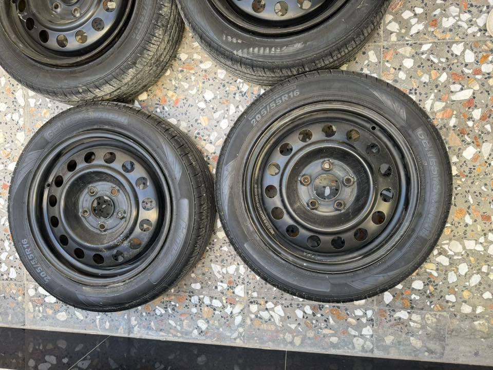 السلام عليكم
تايرات +ويالة. حجم16
اصدار 2025
مستعملات شهر واحد فقط بيهن بنجر واحد 
سعر 250قفل
للاستفسار***********
