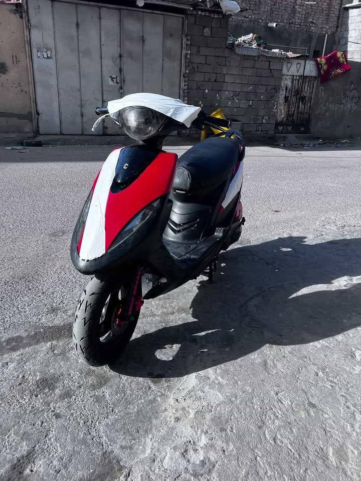 السلام عليكم للبيع ماكس عدله المكان البصره شارع التجاري الدراجه نضيفه وتخبل الون ابيض مغلفه فابلون احمر السعر 750 وبيها مجالل الرقم ***********
