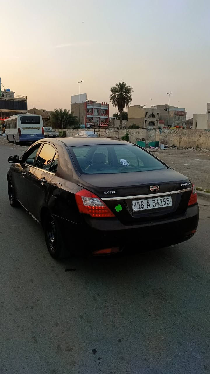 السلام عليكم جيلي امكراند 2013 السياره كلها بلاديه فقط طخه خفيفه جهت البكلايت الخلفي  مبينه بلفيديو بيها جراد مابيها صبغ كير محرك كهربائيات كلها شغاله تبريد ثلج نقصها لتايرات الخلفيه تعبانه وكيج البانزين ميشتغل بس الكلوب يشتغل رقم بابل بسمي سنويه وهزه وارقام جدد لسياره نضيفه عارضها 55 أو مراوس واطي فرق


**إذا كنت صاحب هذا الإعلان وتريد حذفه لأي سبب، رجاءا أرسل رسالة إلى الدعم الفني**