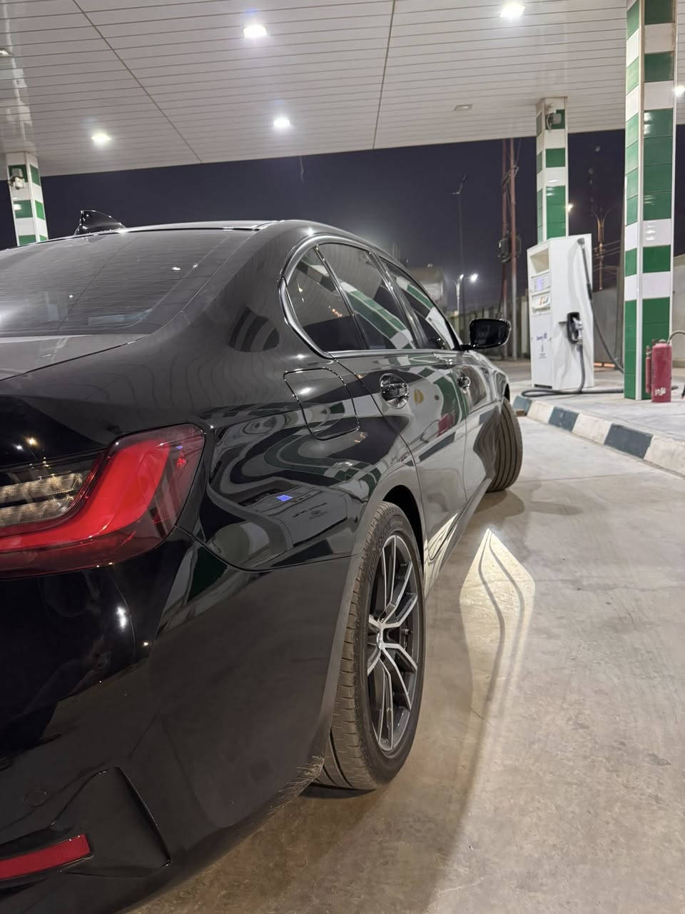 السلام عليكم ورحمة الله
للبيع BMW 330e هايبرد بلجن موديل 2022
النوع: BMW 330e (Plug-in Hybrid)
الموديل: 2022
اللون: أسود
هايبرد بلجن (تشحن كهرباء + بنزين)
 
الملاحظات:
مغلفة ببي اف 
الممشى 90 الف كيلو 
بيها تعديل بارد خفيف ببداية البونيد (غطاء المحرك)
تبديل قطع بلادية باب السائق والجاملغ الامامي 
تعديل بالهلال الخلفي فقط من الاسفل
تبديل القطة الداخلية لباب السائق
الإيربك بيها فقط بردة 

السيارة بشكل عام نظيفة ومحركها ممتاز وهايبرد اقتصادي جداً بالبنزين.
السعر: (245)
الموقع: (العلم )
للتواصل: (***********)
