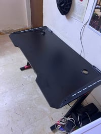 ميز gaming قياس 60*120 قاعده حديد اضاءه RGB على طرفي الميز حامل سماعه ...