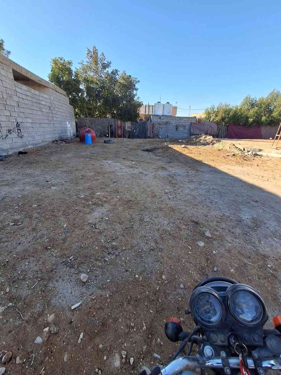 سلام عليكم قطعة ٢٠٠م للبيع متوفر جميع الخدمات مدفونة اساس مكانهة كربلاء خلف جامعة افريحة عقد ٣٥  سعر ٢١مليون تبعد عن لامام ٤كيلو للاتصال***********
