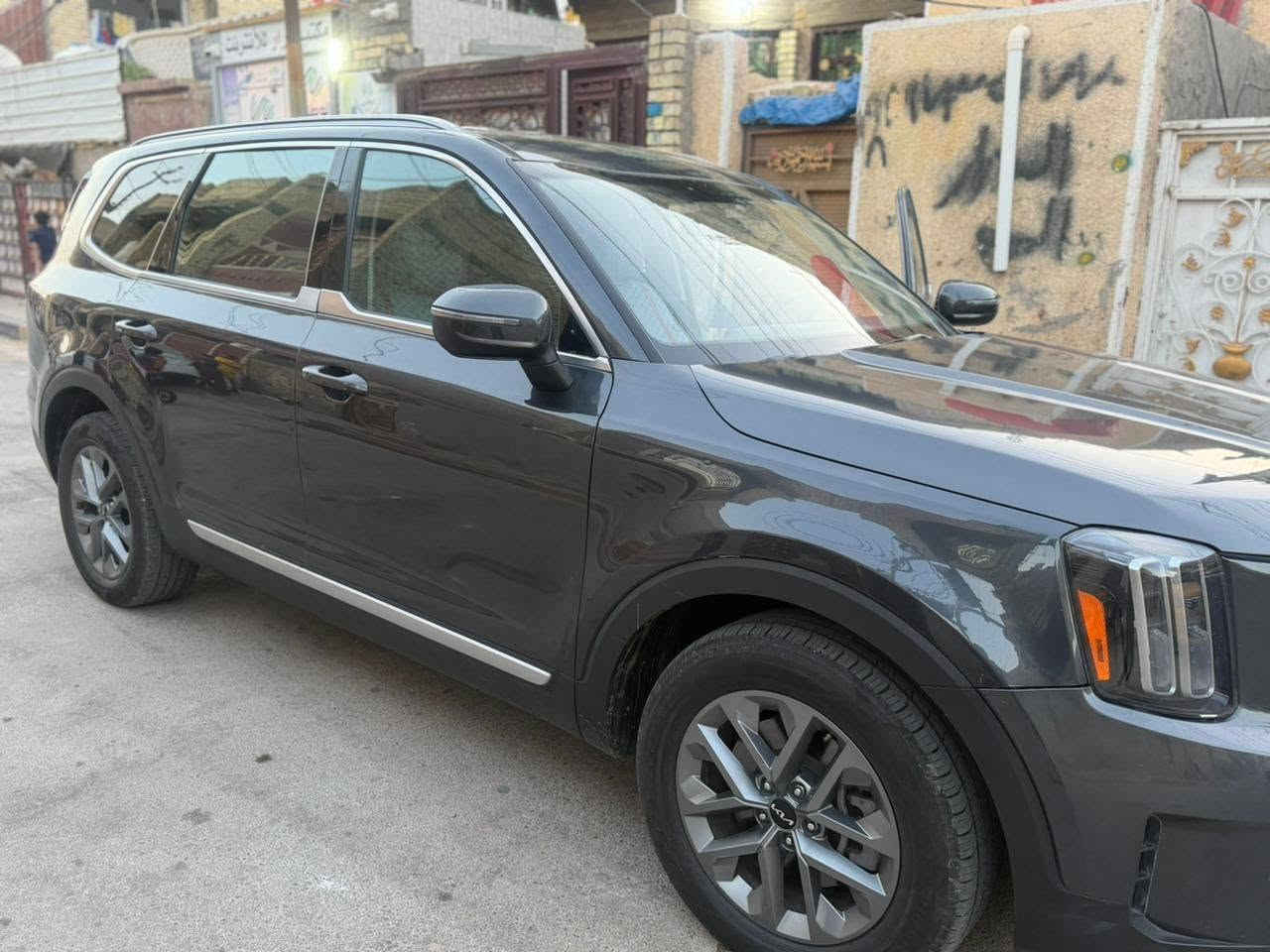 السلام عليكم 
كيا تلورايد موديل 2023 
مواصفات LX  رادارات امامي خلفي 
جانبي كشنات جلد وبيه بعد اهواي شغلات 
السعر 230 وبيها مجال الاستفسار الاتصال على الرقم
***********
