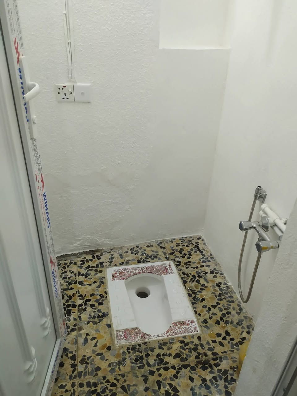 دار للأيجار المساحه......  150 متر
السعر   ........... 300 الف ايجار 
العنوان...............  الكوفة علوة الفحل شارع تبليط
يحتوي على....... (غرفه  نوم واستقبال  ومطبخ ..صاله..صحيات داخلية وخارجية مكشوفات عدد 2 )
(ماطور..خزان ماء عدد 2..سخان عدد 2  .. وخط مولد) 
دار جديد شارع تبليط   جاهز من كلشي دينار متخلي عليه منطقة كلش حلوه الاتصال ***********
