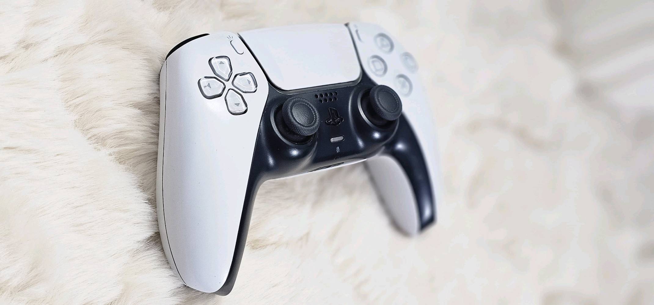 جوستك بلي 5 الاصلي استعمال قليل جدا ، مع كارتونه 
ps5 controller used like new.
