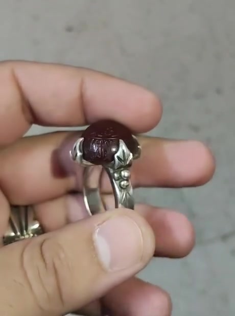 عقيق يماني كرزي، لا معالج ولا مجمر، چراخة قبة داري، مخطوط (الحوقلة في المنتصف والحرز اليونسي في الداير) بخط البركة السيد محمد العاملي، والفضة عيار ١٠٠٠ صياغة الشيخ علي الغراوي، القياس ٢٢/ ٢٣ بالمناسبة تقريباً صارلي ٦ سنوات اتختم بهذا الخاتم المبارك، واليوم قررت ابيعه .. لطفاً السعر خاص


**إذا كنت صاحب هذا الإعلان وتريد حذفه لأي سبب، رجاءا أرسل رسالة إلى الدعم الفني**