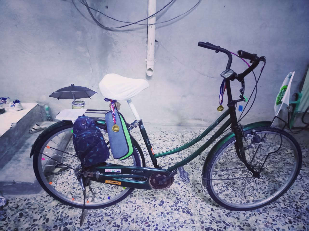 السلام عليكم بيسكل البيع حجم 26هنه وقراضه ألوان زيتوني ما بي صبغ السعر 70بي مجال بسيط الرقم الهاتف ***********
