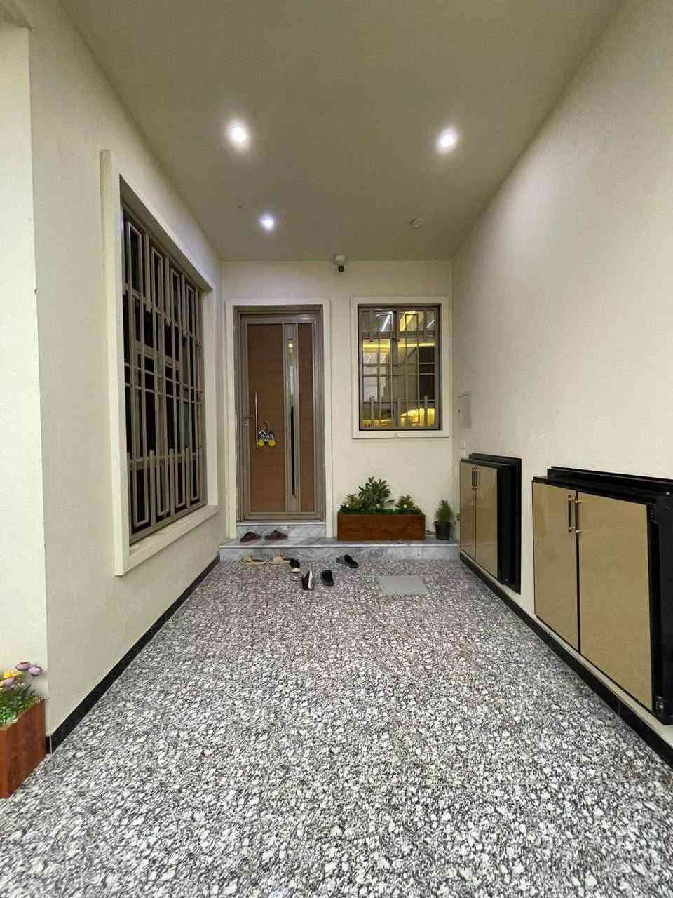 #اسعد_الله_اوقاتكم_بكل_خير👋

توفر دار سكن للبيع طابقين ملاحظه مع جميع الاثاث بل كامل 

بناء حديث طابوق بلكامل والارضيه رفت  سنة البناء 2026

#المساحه 100م مربع

على شارع 10م وركن

جميع الخدمات متوفره

محتويات البيت ⬇️

استقبال

صاله كل طابق وحده

مطبخ

غرف نوم 5

صحيات داخلي + خارجي

وكل طابق صحيات 

كراج

#جنس_العقار : طابو ملك صرف زراعي عراقي سند 25

#العنوان .. البصره حمدان قرب مستوصف حمدان

جميع الخدمات ماي كهرباء شوارع 10 متر

#السعر 165وبي مجال للشراي

#اللاستفسار الاتصال على الرقم 📳📞
***********📳 ابو كيان الحدادي البصرة, العراق
