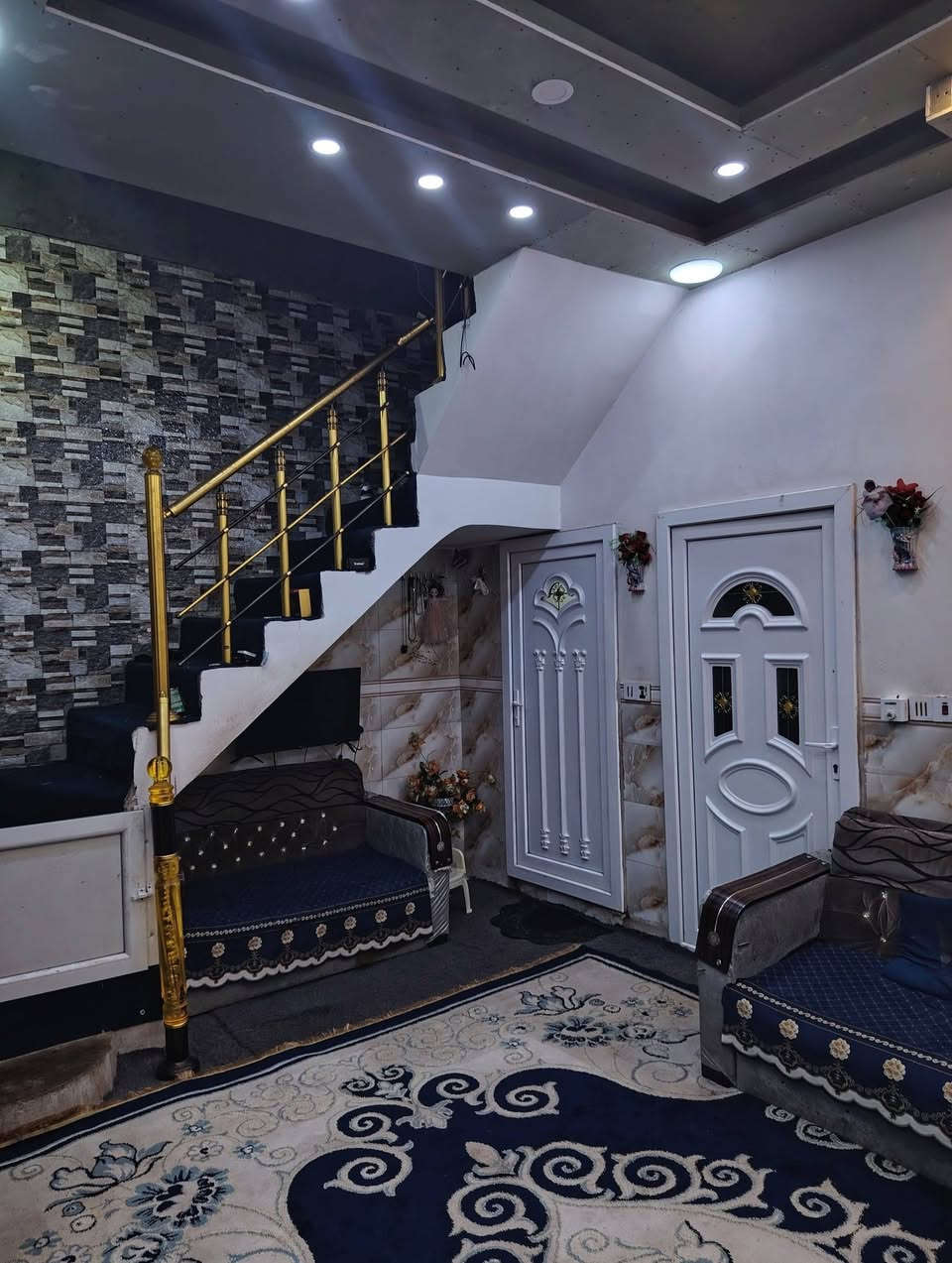 بيت للبيع 80م طابق واحد بناء طابوق  سند 25 خلف مستشفى ابو مهدي المهندس ومدينه العاب ضوء القمر وقريب كلش على حولي ابو مهدي المهندس  ١٠٠ متركافه الخدمات كهرباء ماء مجاري تبليط للاستفسار ***********.
